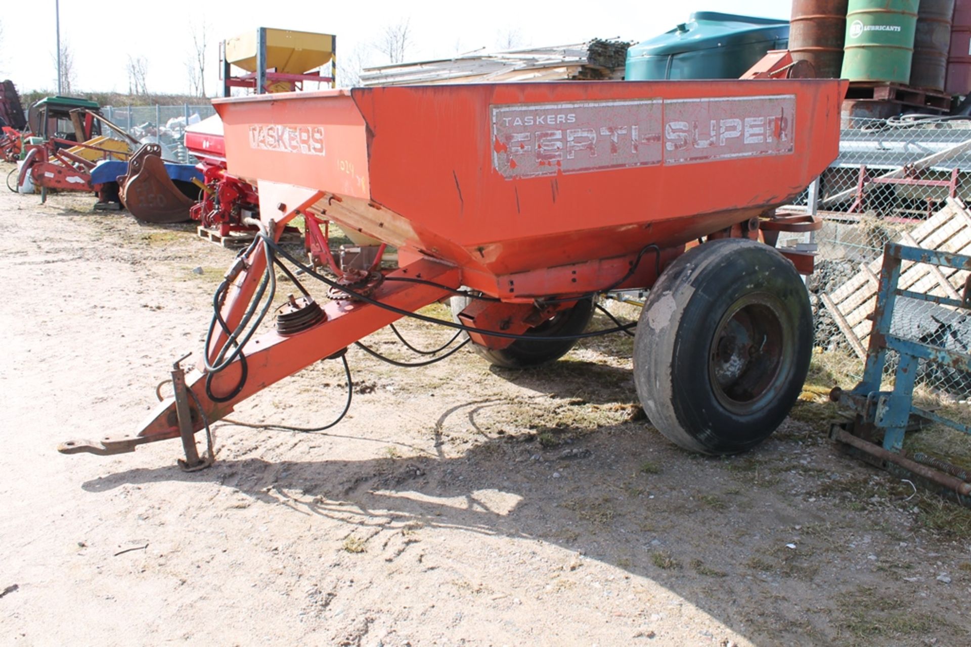 TASKER FERT SPREADER