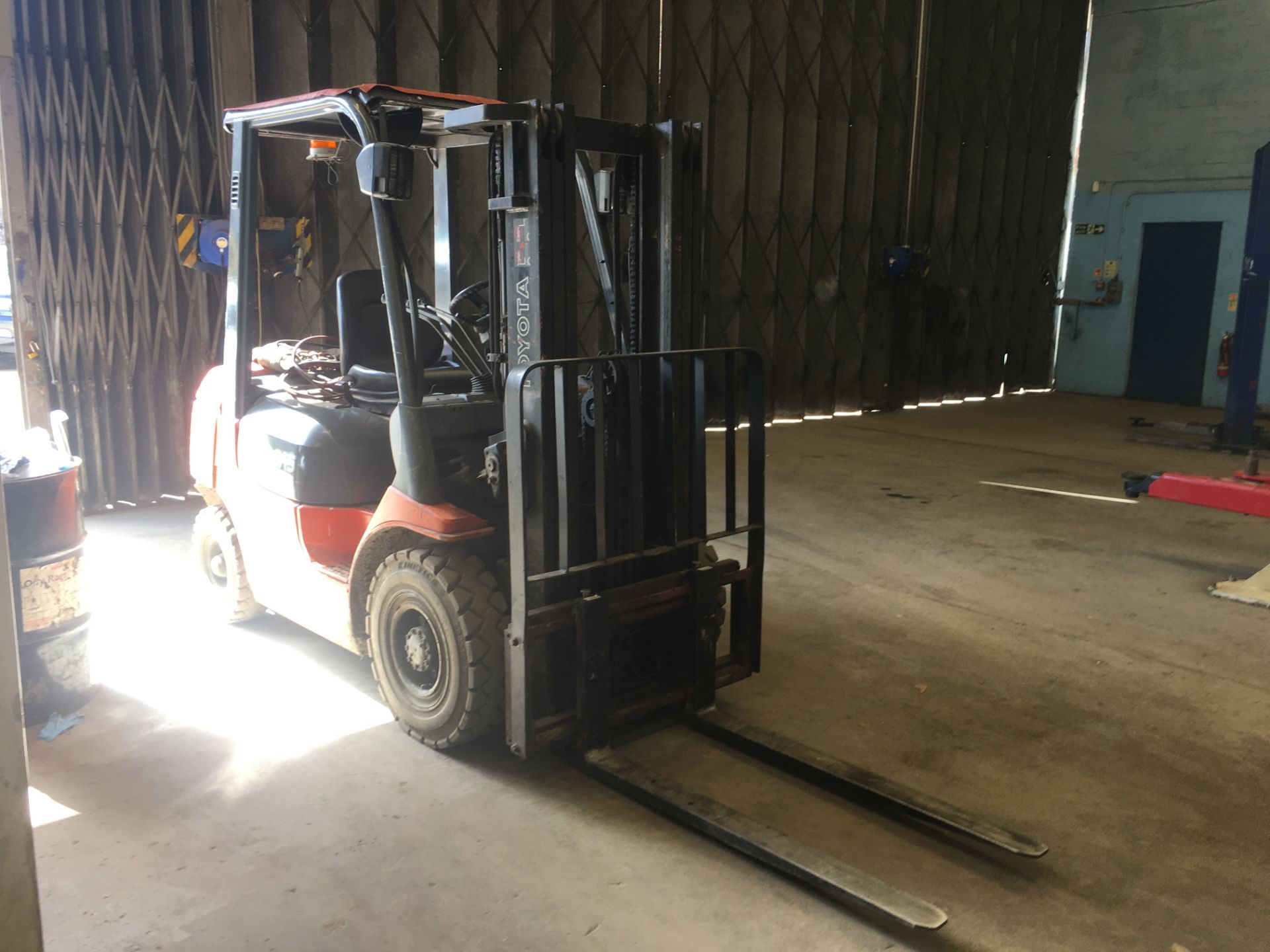 Toyota FDF25 Forklift, Year 2005, (PLUS VAT), 5% +VAT Buyer Premium Applies - Image 2 of 7