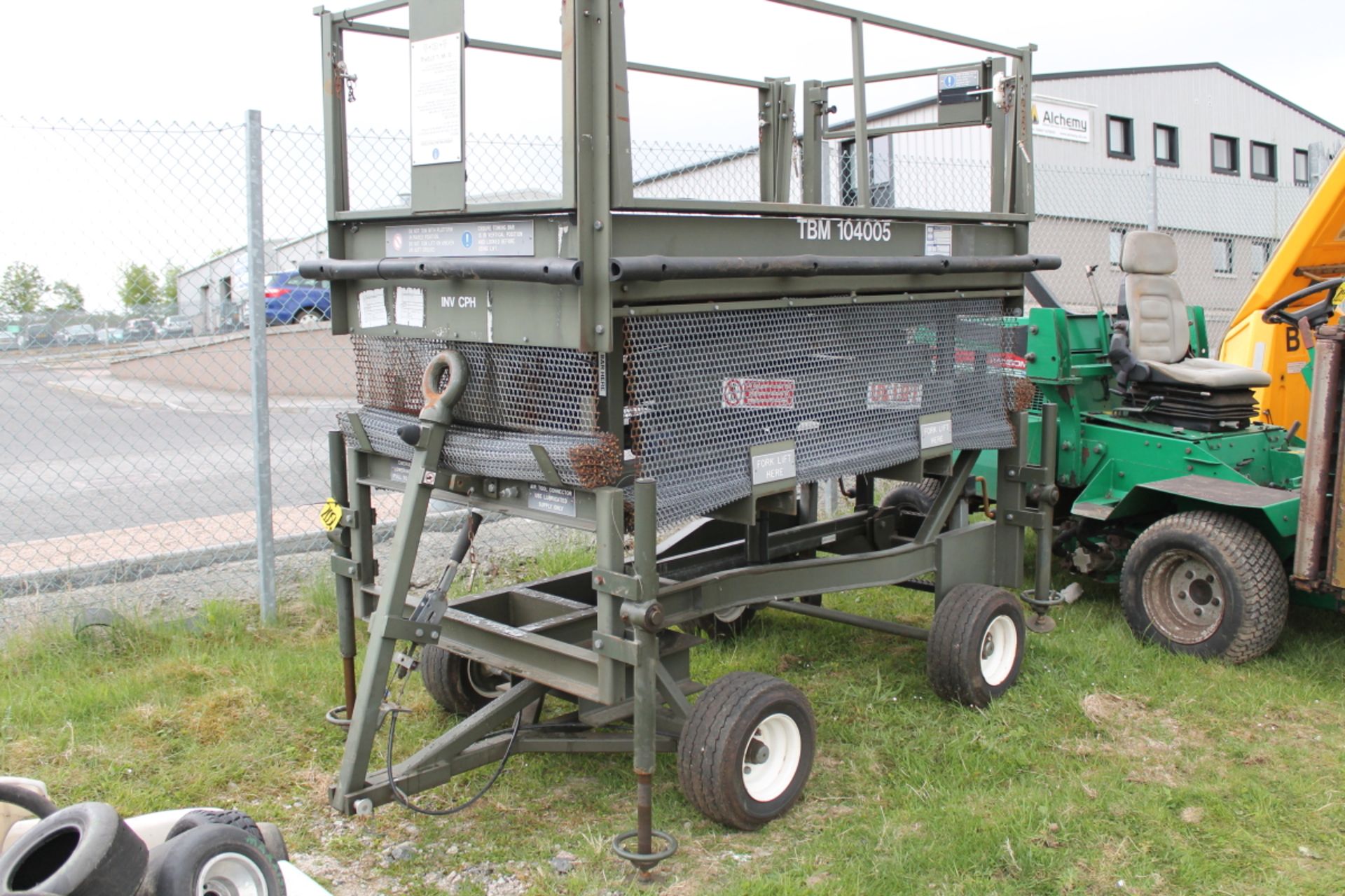 SCISSOR LIFT MAN BASKET