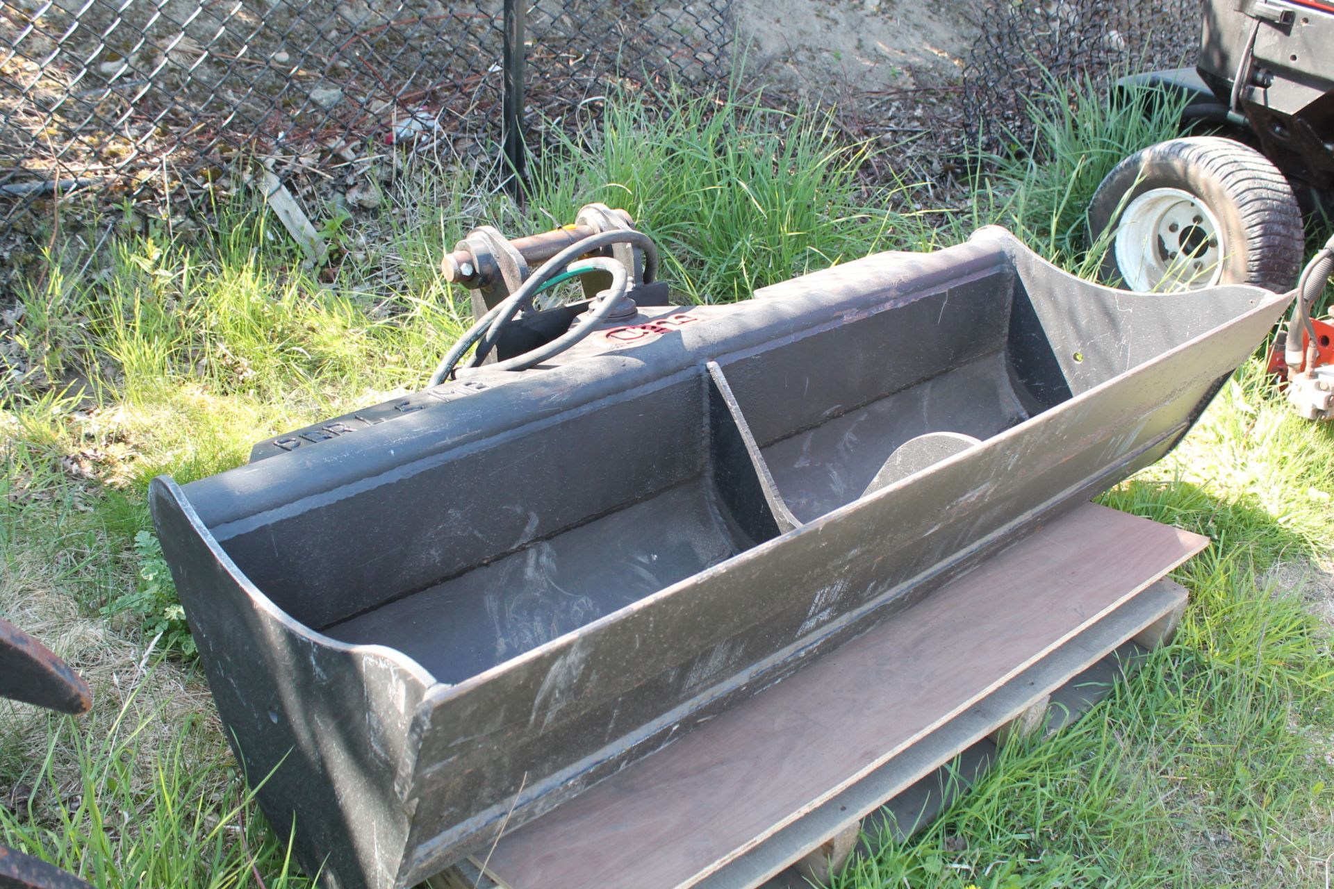 8 TON DIGGER TILTING BUCKET