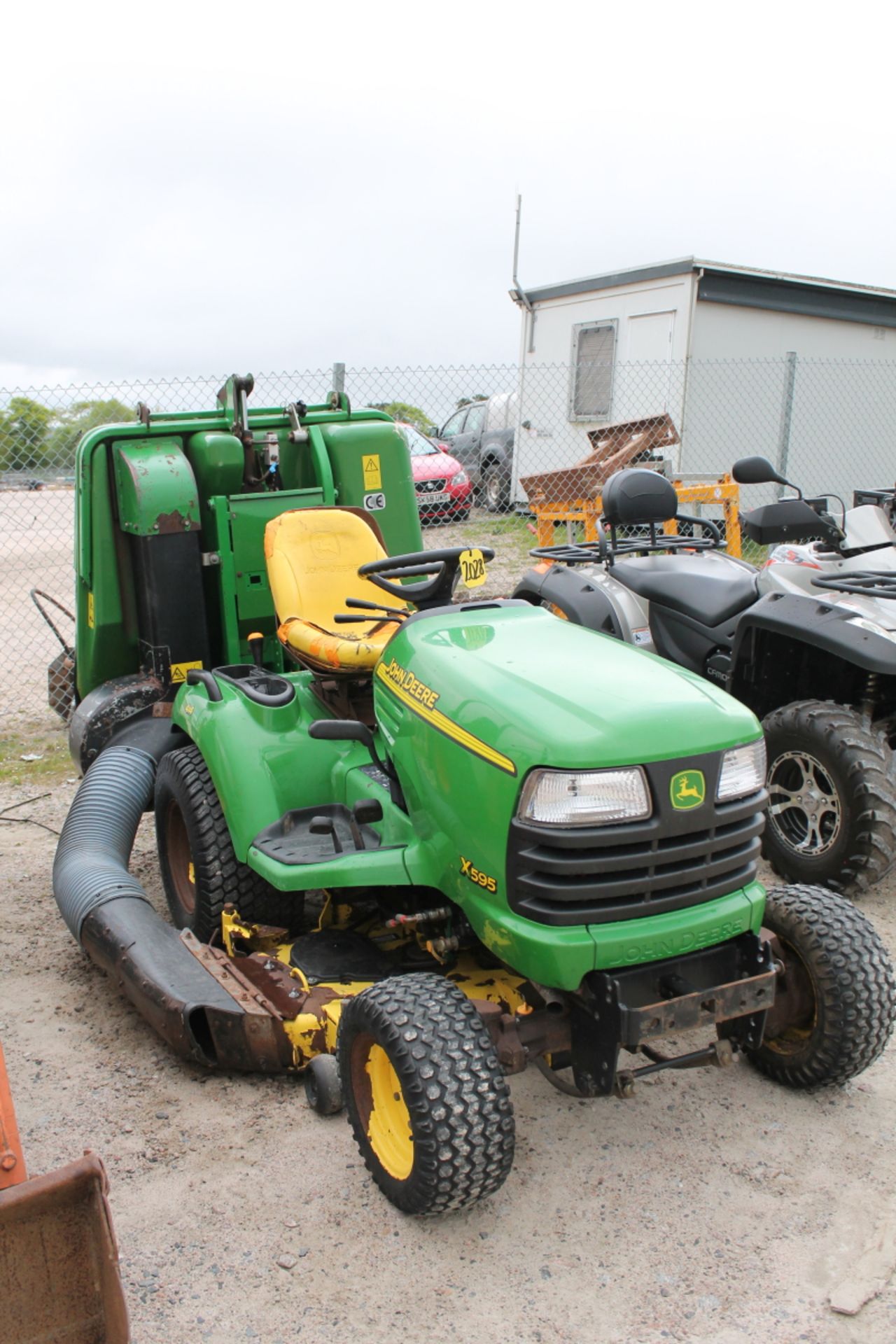 JOHN DEERE RIDE ON MOWER X595 KEY IN P/CABIN