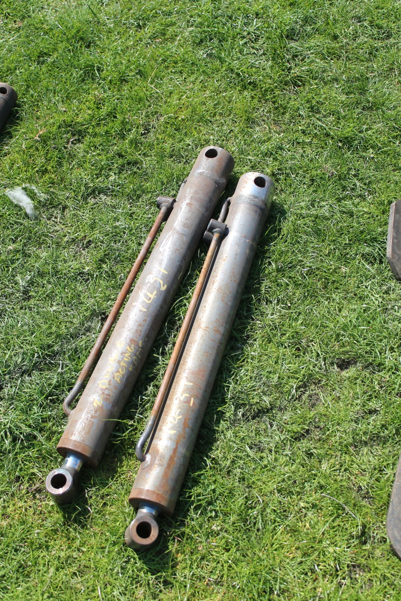 2 HYDRAULIC RAMS