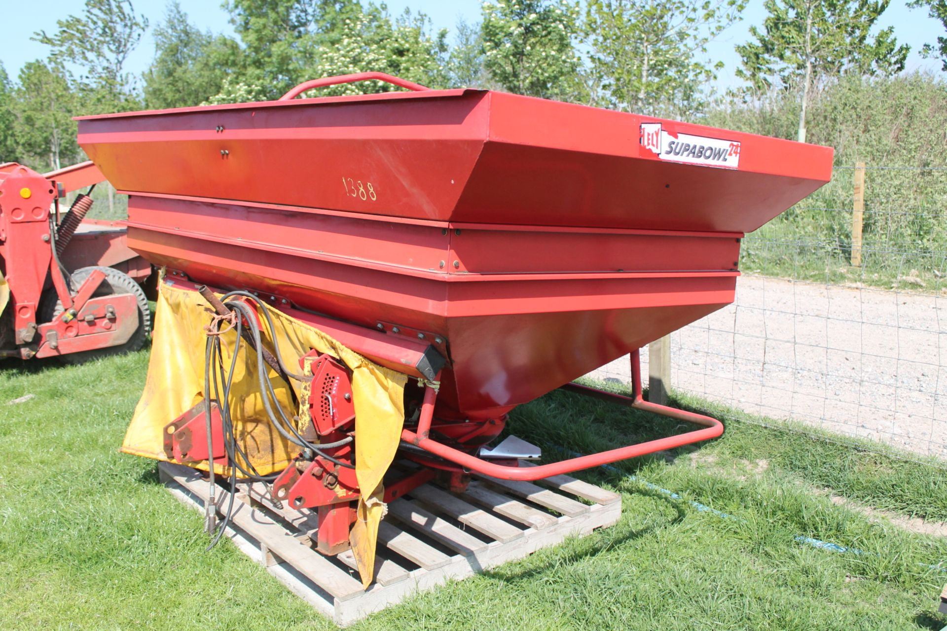 LELY CENTRELINER FERT SPREADER WITH PTO