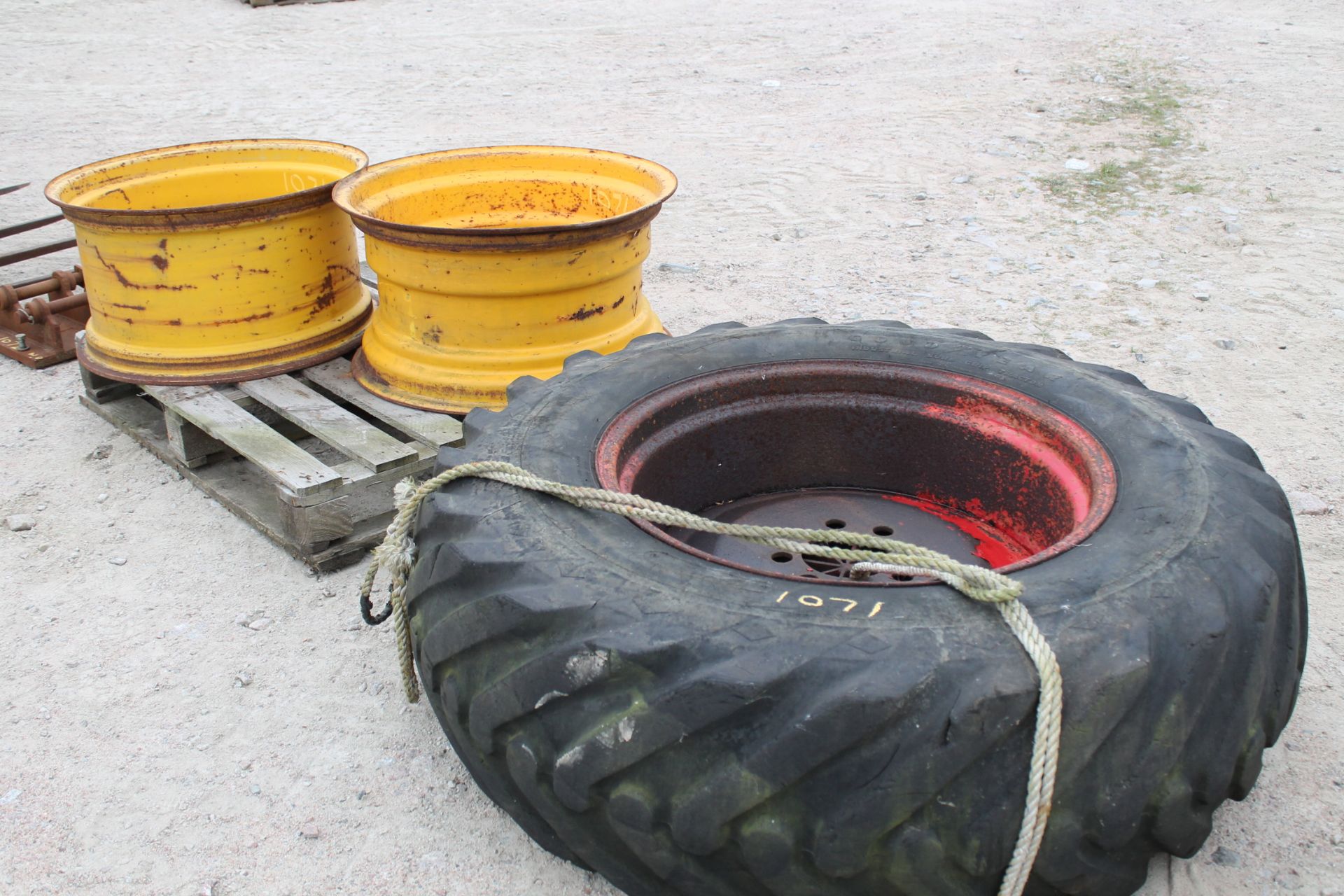 2 X JCB RIMS & WHEEL & TYRE