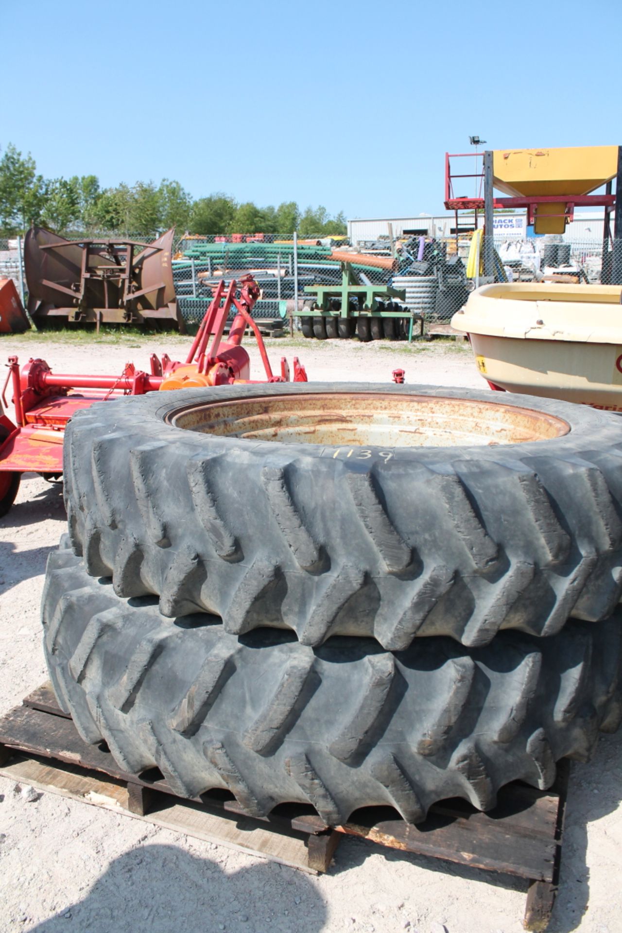 SET 4 TRACTOR WHEELS & TYRES - Image 2 of 2