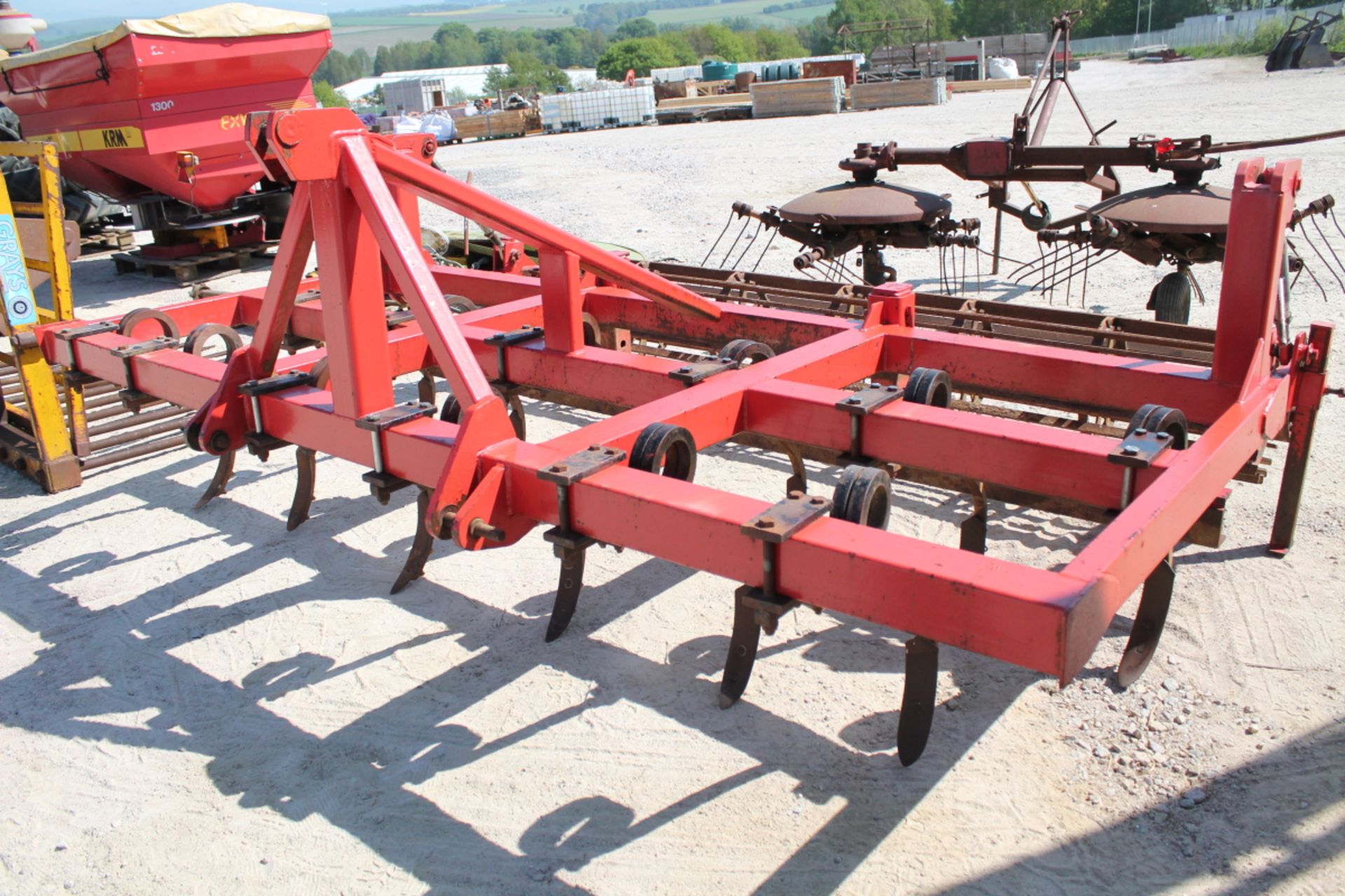 PIGTAIL CULTIVATOR WITH CRUMBLER ROLLER