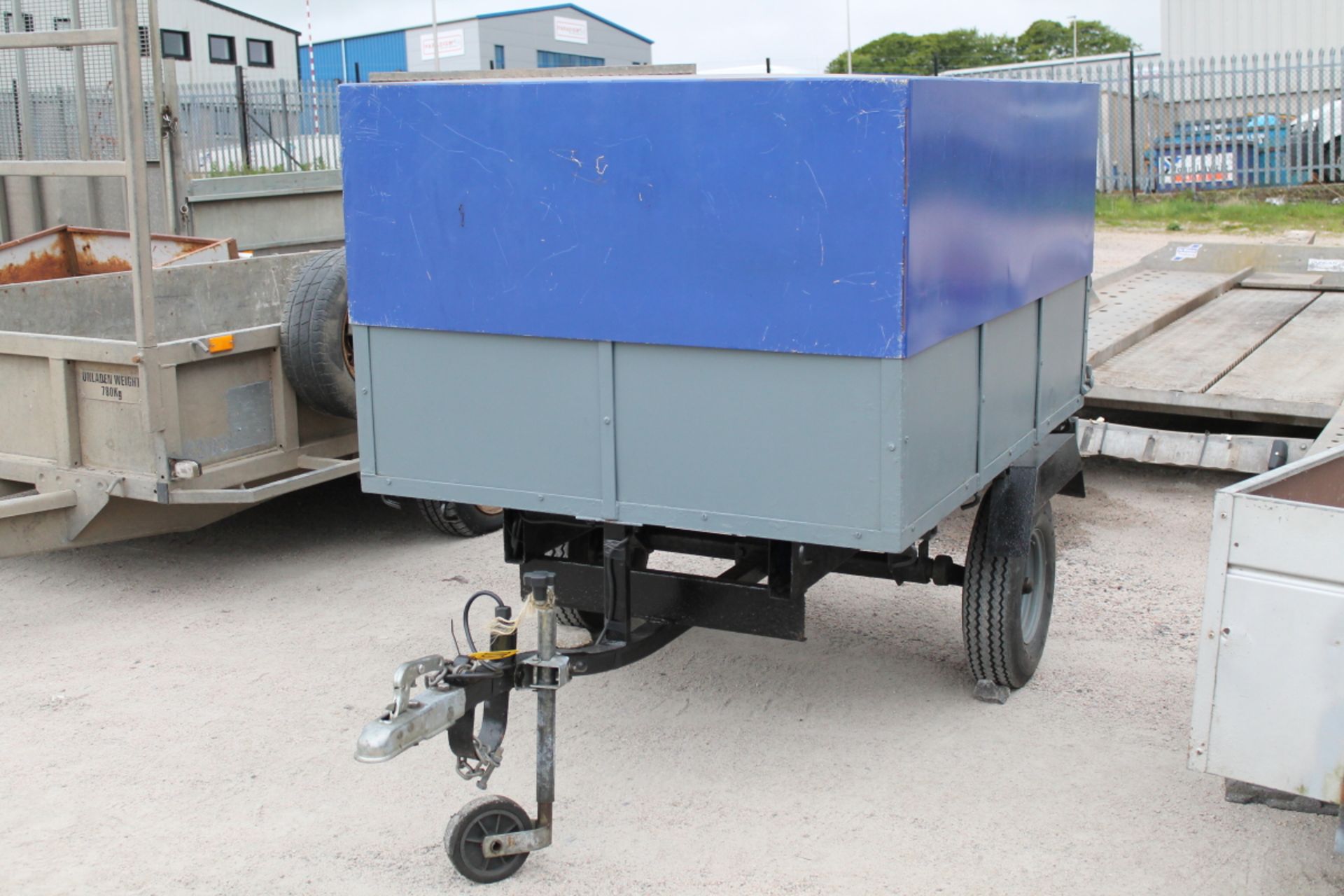 CAR TRAILER WITH REMOVABLE ALUMINIUM TOP