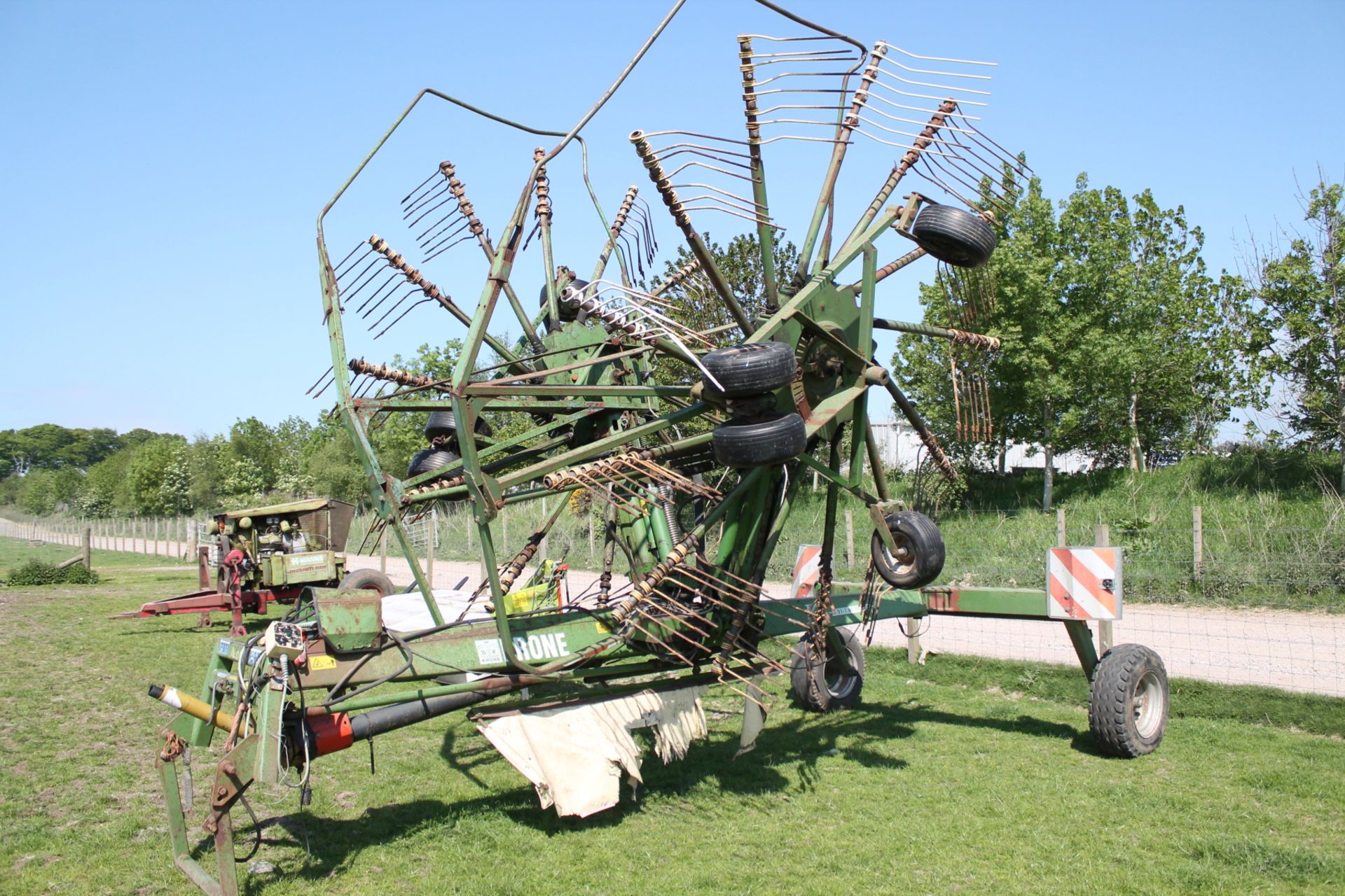 KRONE RAKE WITH PTO AND MANUAL IN P/CABIN