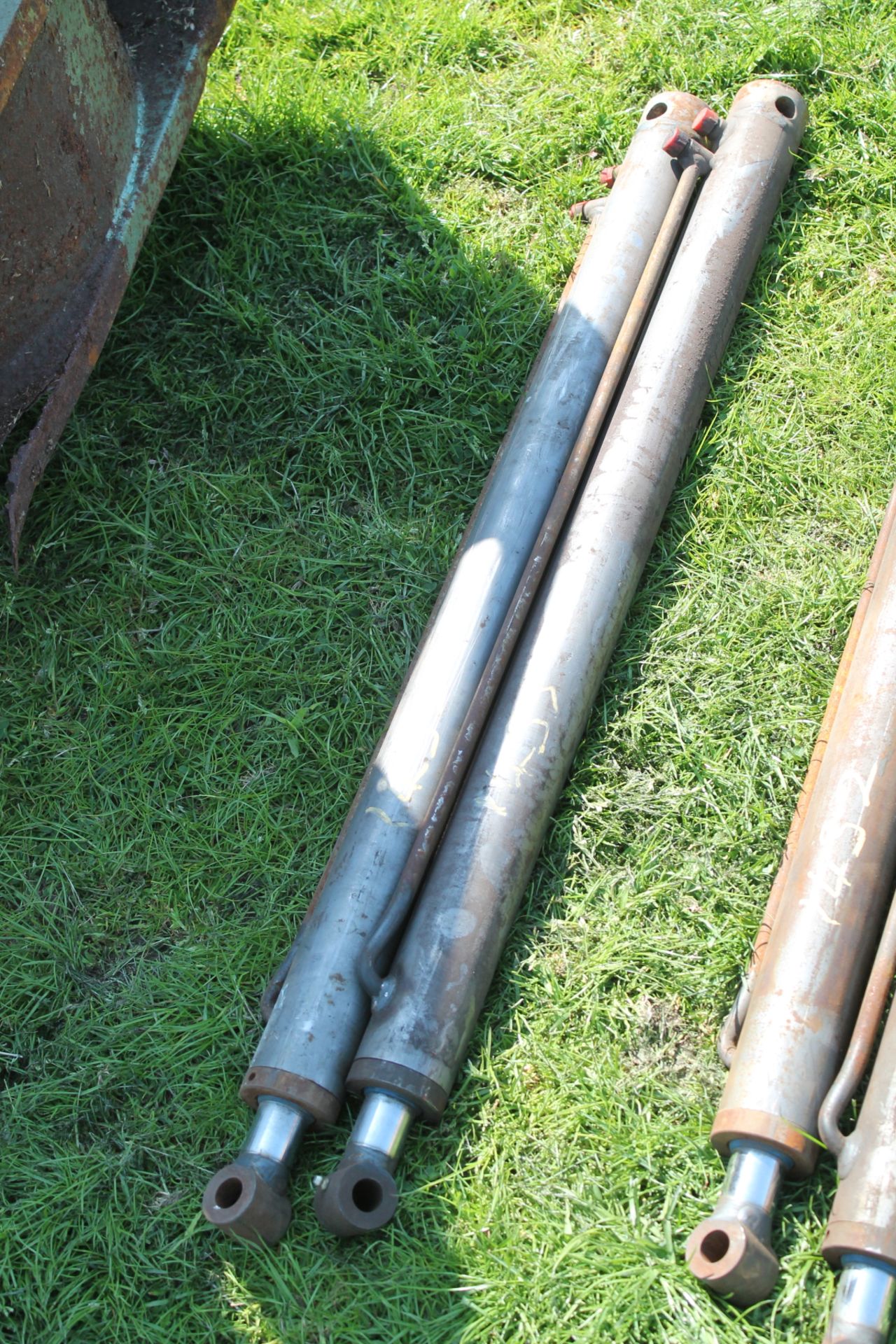 2 HYDRAULIC RAMS