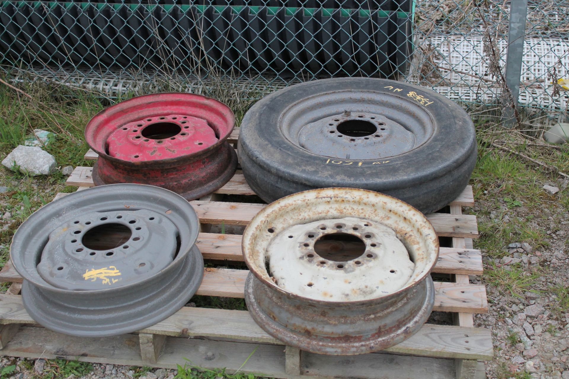 4 WHEEL CENTRES & 1 TYRE