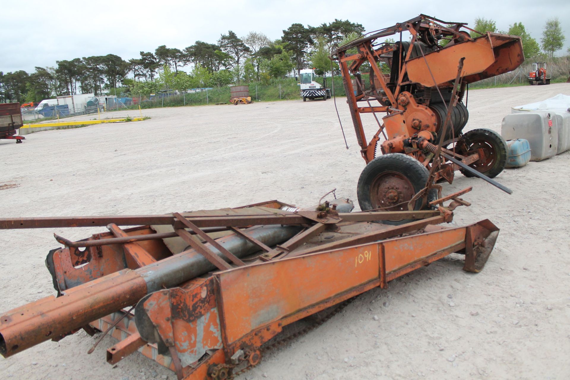 OLD ROUND BALER - Image 2 of 2