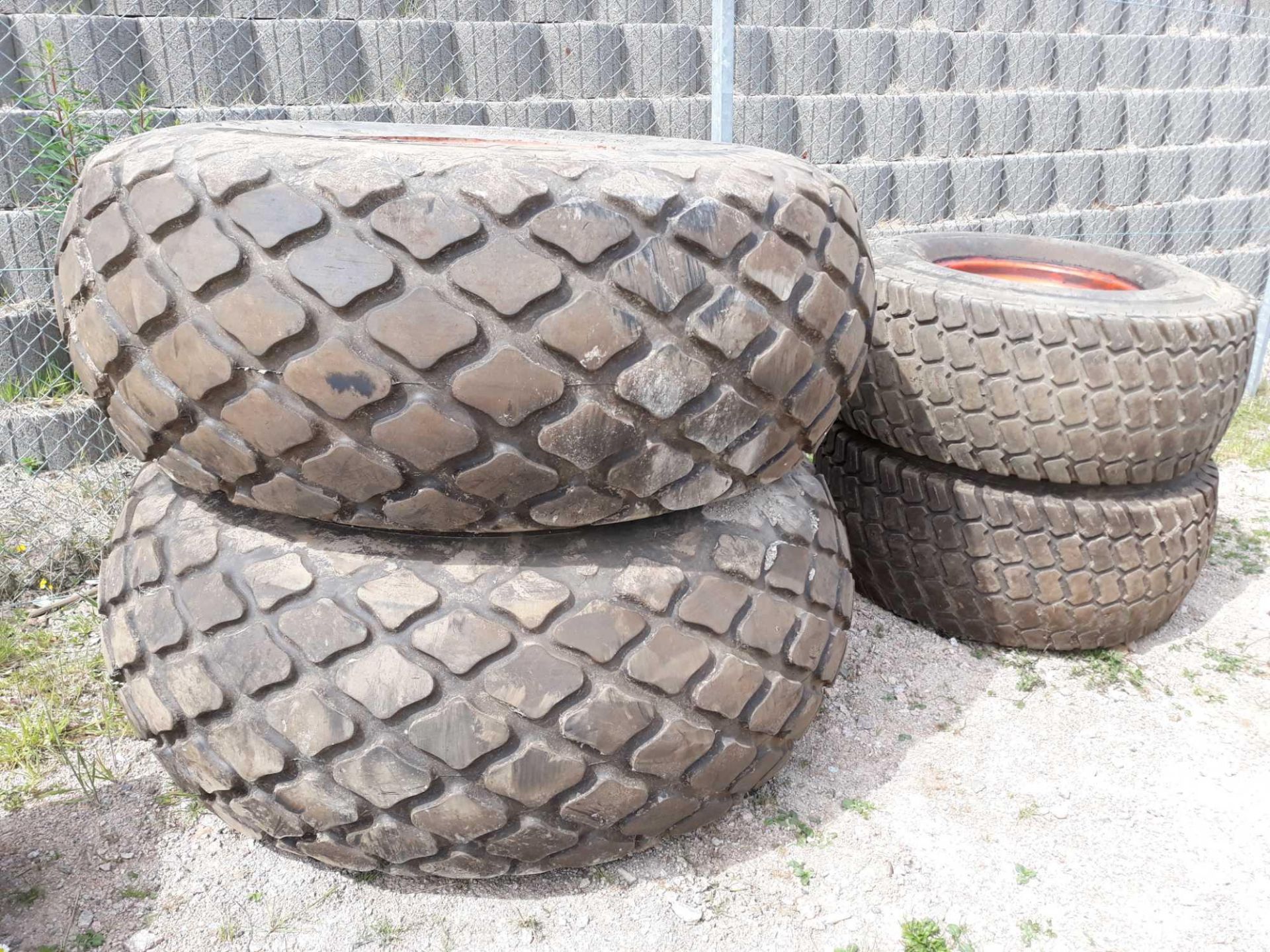 SET FRONT & REAR GRASS TYRES ON KUBOTA M9000 RIMS - Image 2 of 2