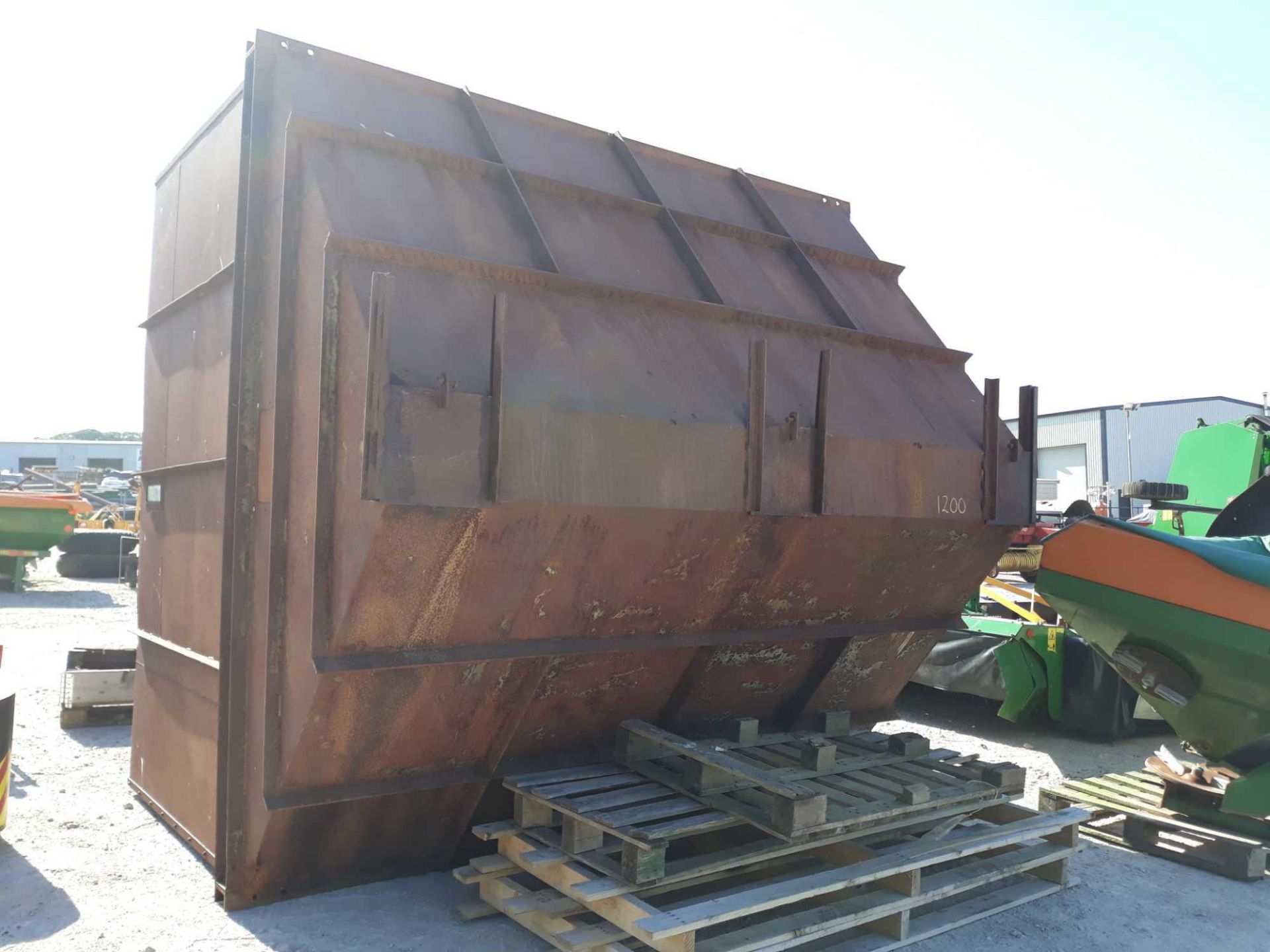 GRAIN BIN FOR FILLING DRIER