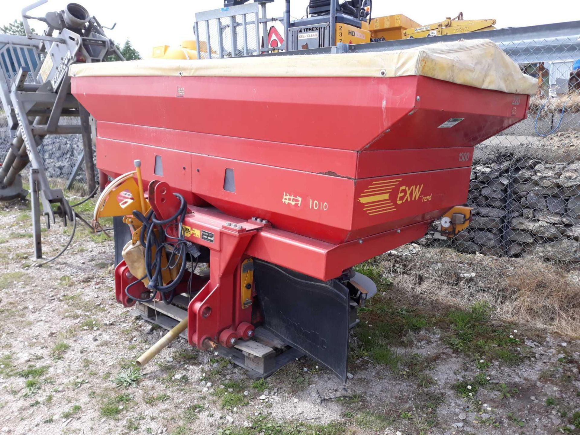 KRM FERT SPREADER C/BOX IN P/CAB