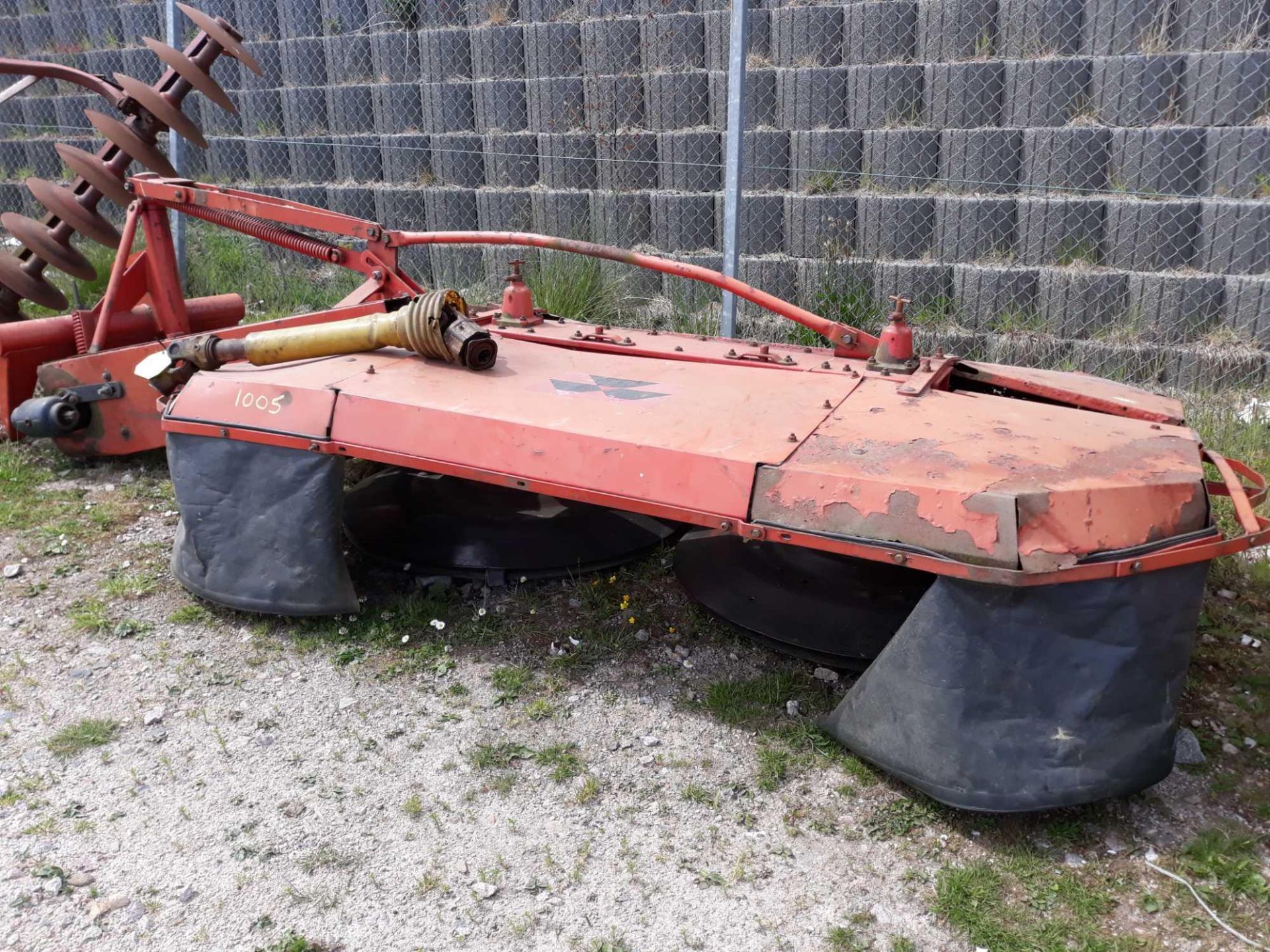 MF 126 MOWER WITH PTO BLADE CHANGER & SPARE BLADES