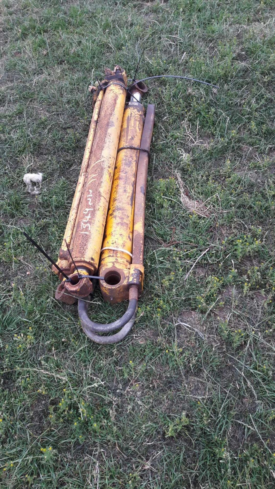 3 HYDRAULIC CYLINDERS