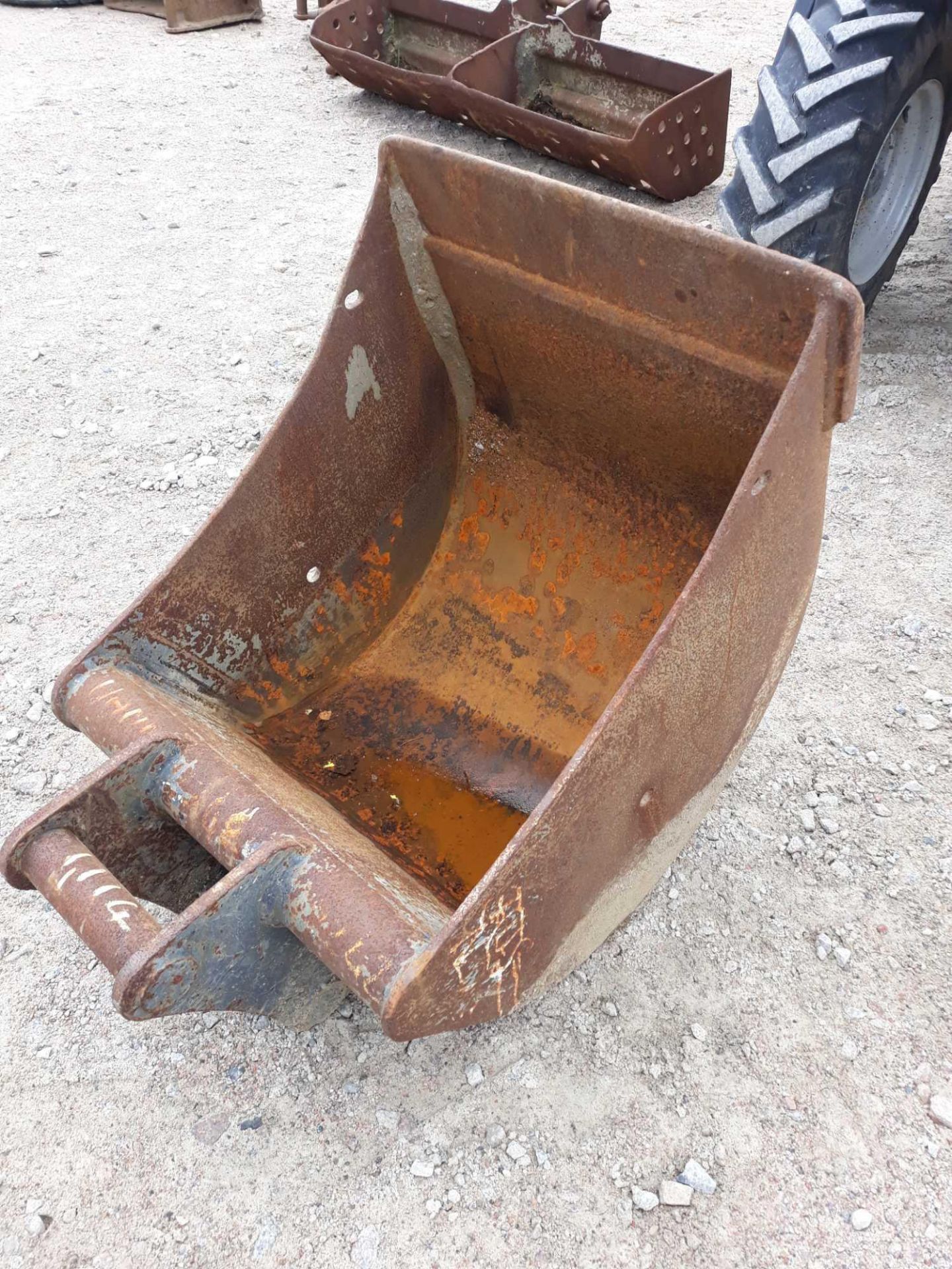 2 FT DIGGER BUCKET