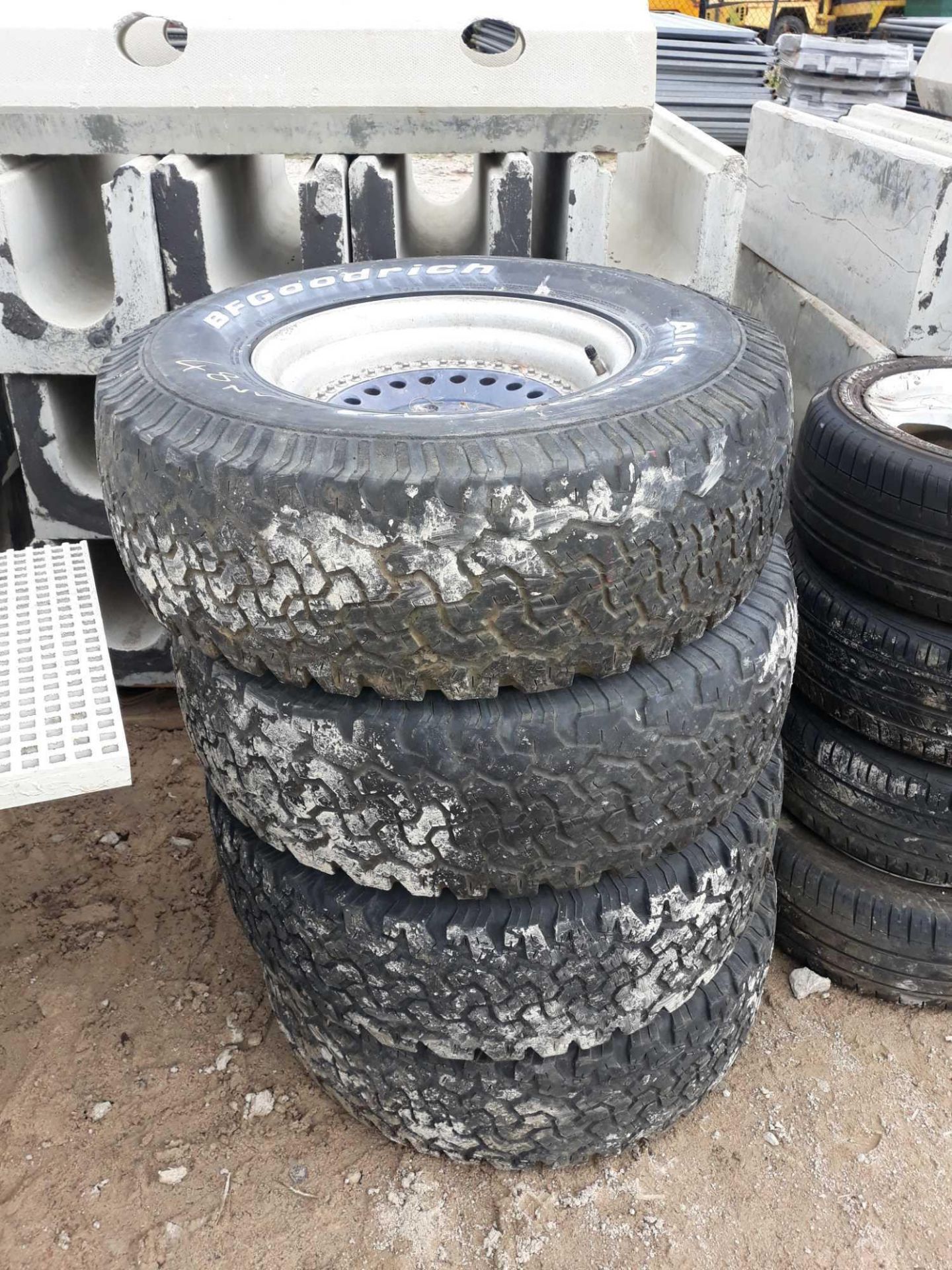 31/10.5 R15" ALL TERRAIN TYRES C/W RIMS - HILUX OR MITSIBUSHI