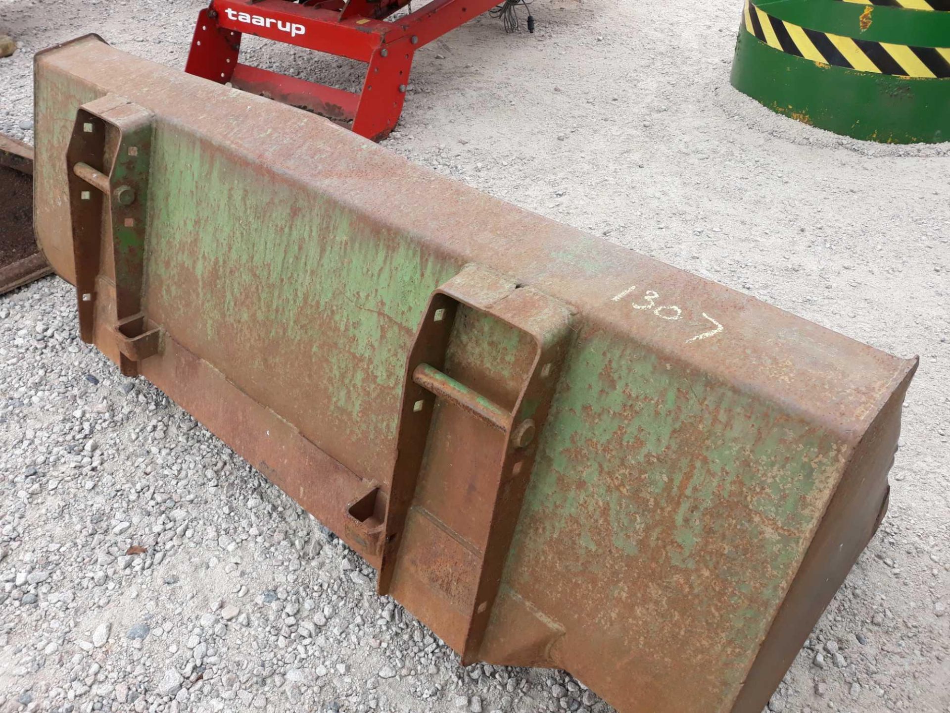 GENERAL PURPOSE BUCKET WITH JD 245 FITTINGS