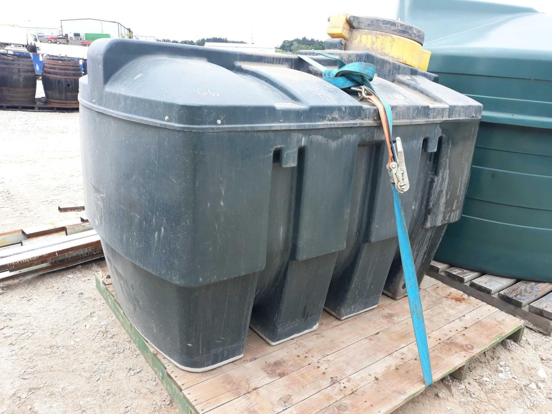 HARLEQUIN 1400 LITRE OIL BUND TANK