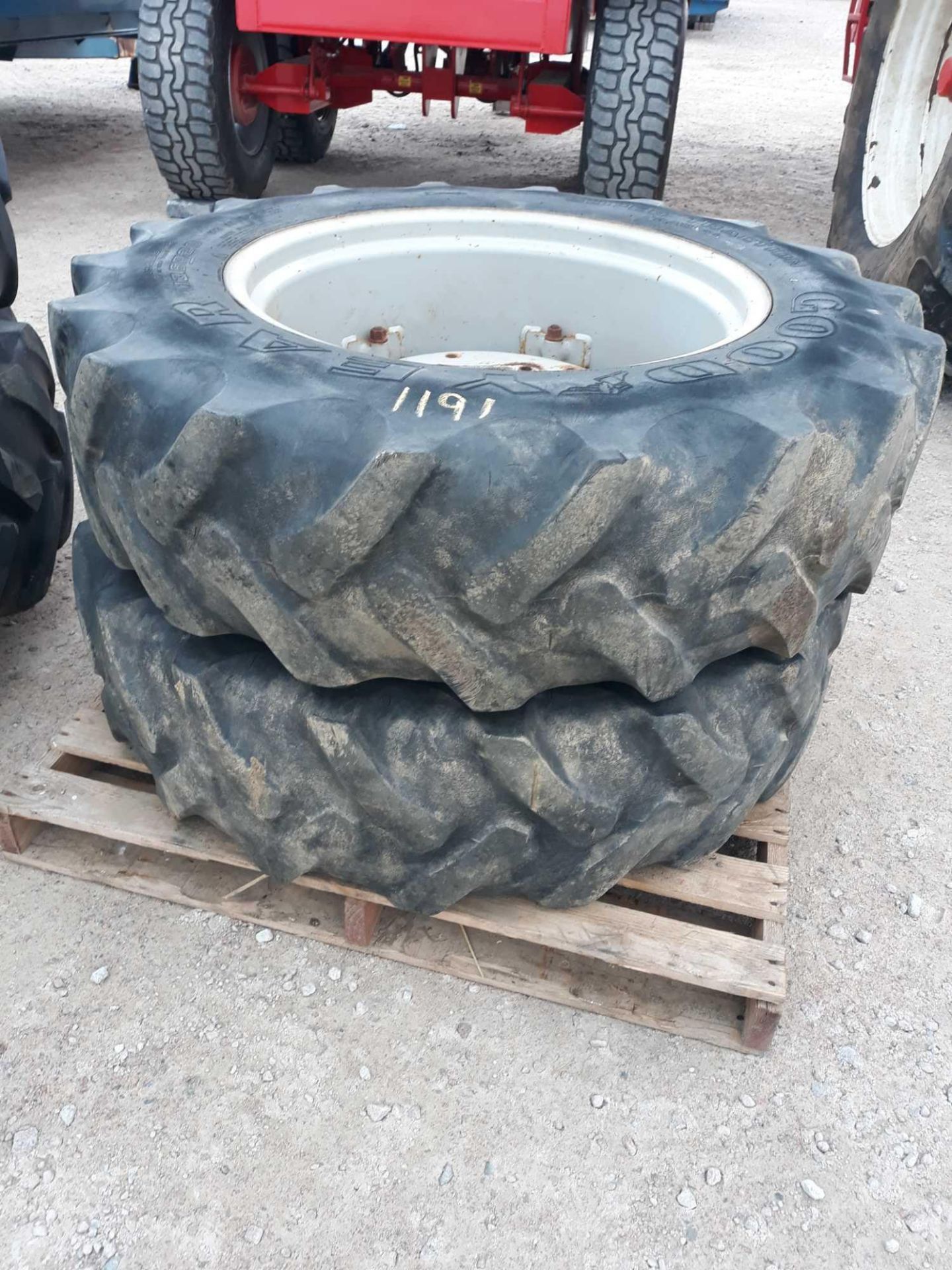 13.6 X 28 TRACTOR FRONT WHEELS & TYRES - Image 2 of 2