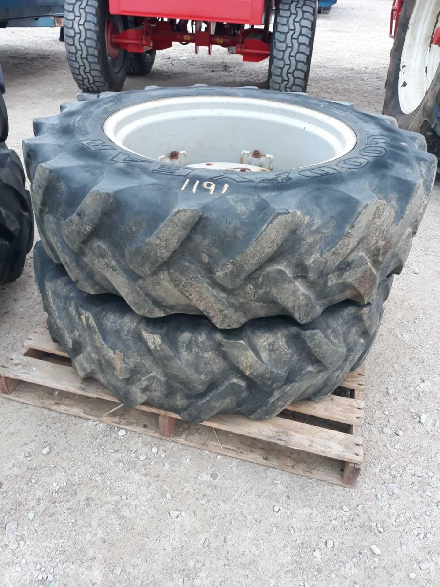 13.6 X 28 TRACTOR FRONT WHEELS & TYRES - Bild 2 aus 2