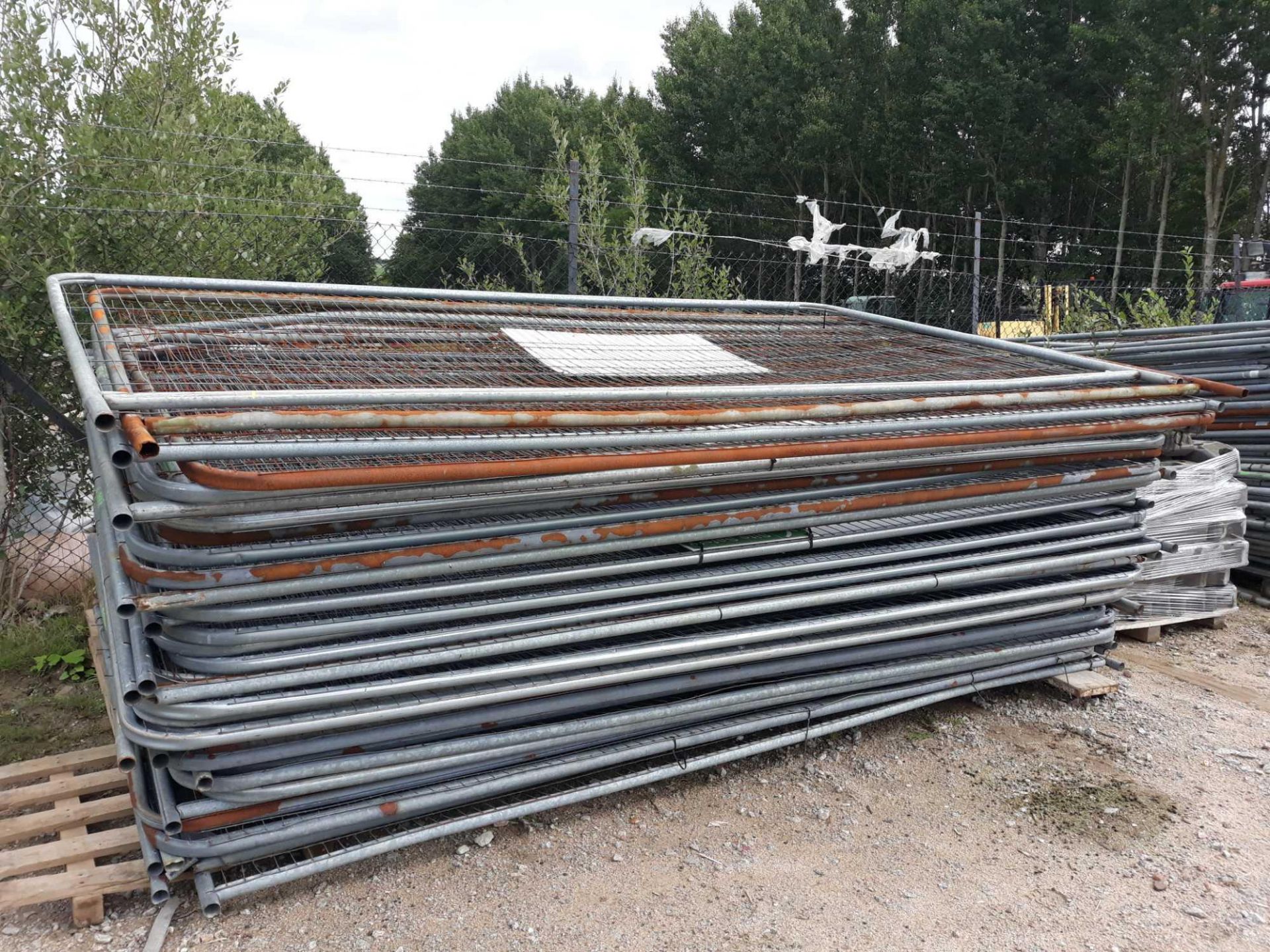 40 APPROX HERAS FENCE PANELS AND FEET