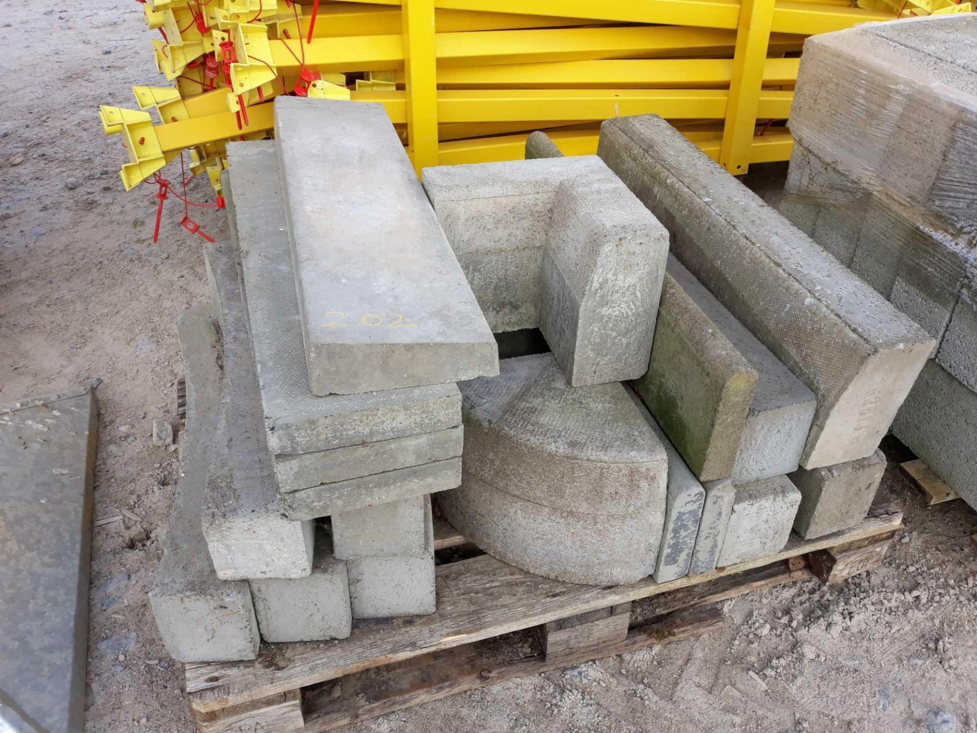 ASSORTED PALLET OF ROAD KERB