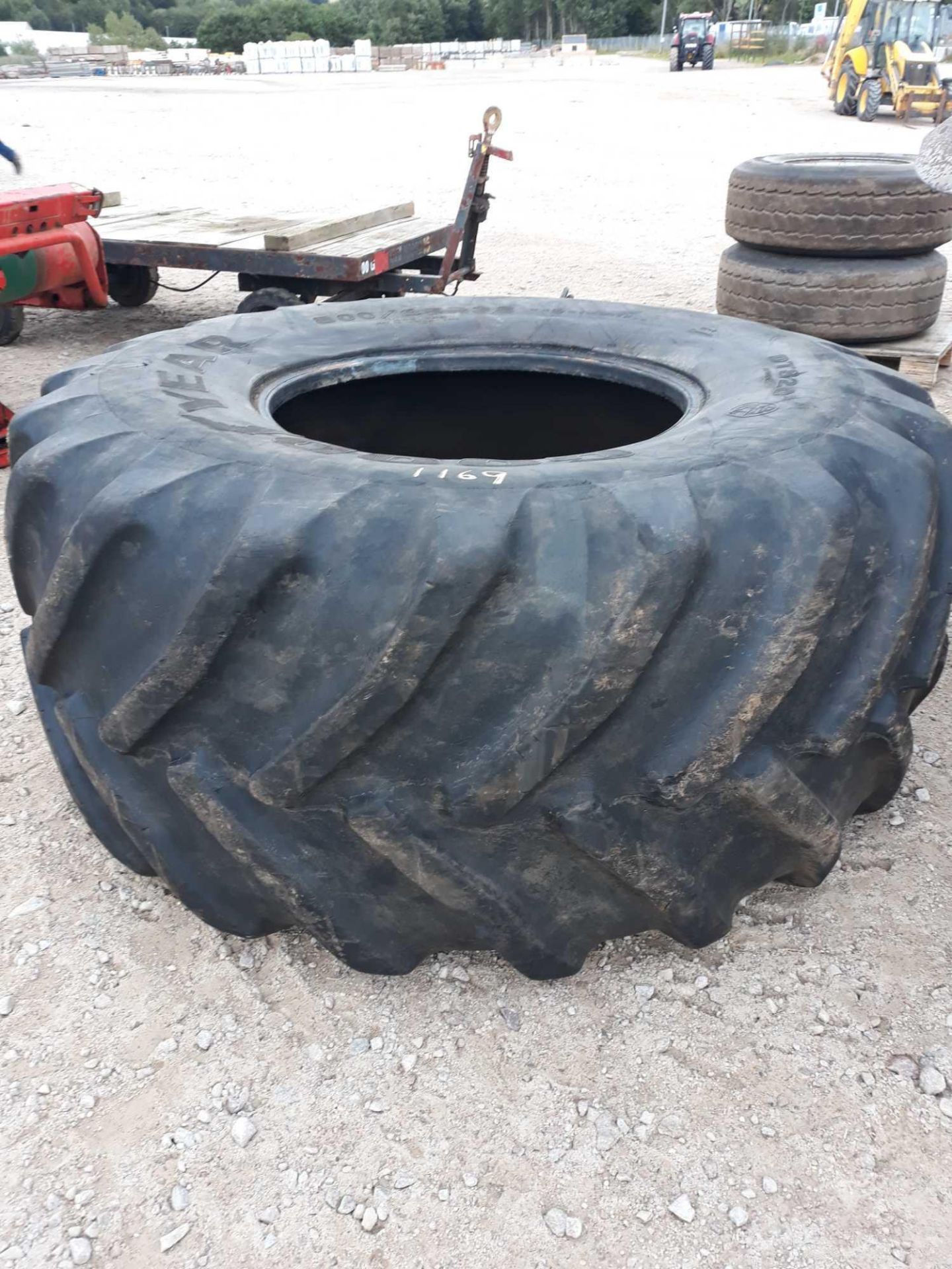 GOODYEAR 800 X 65 X 32 TYRE - Image 2 of 2