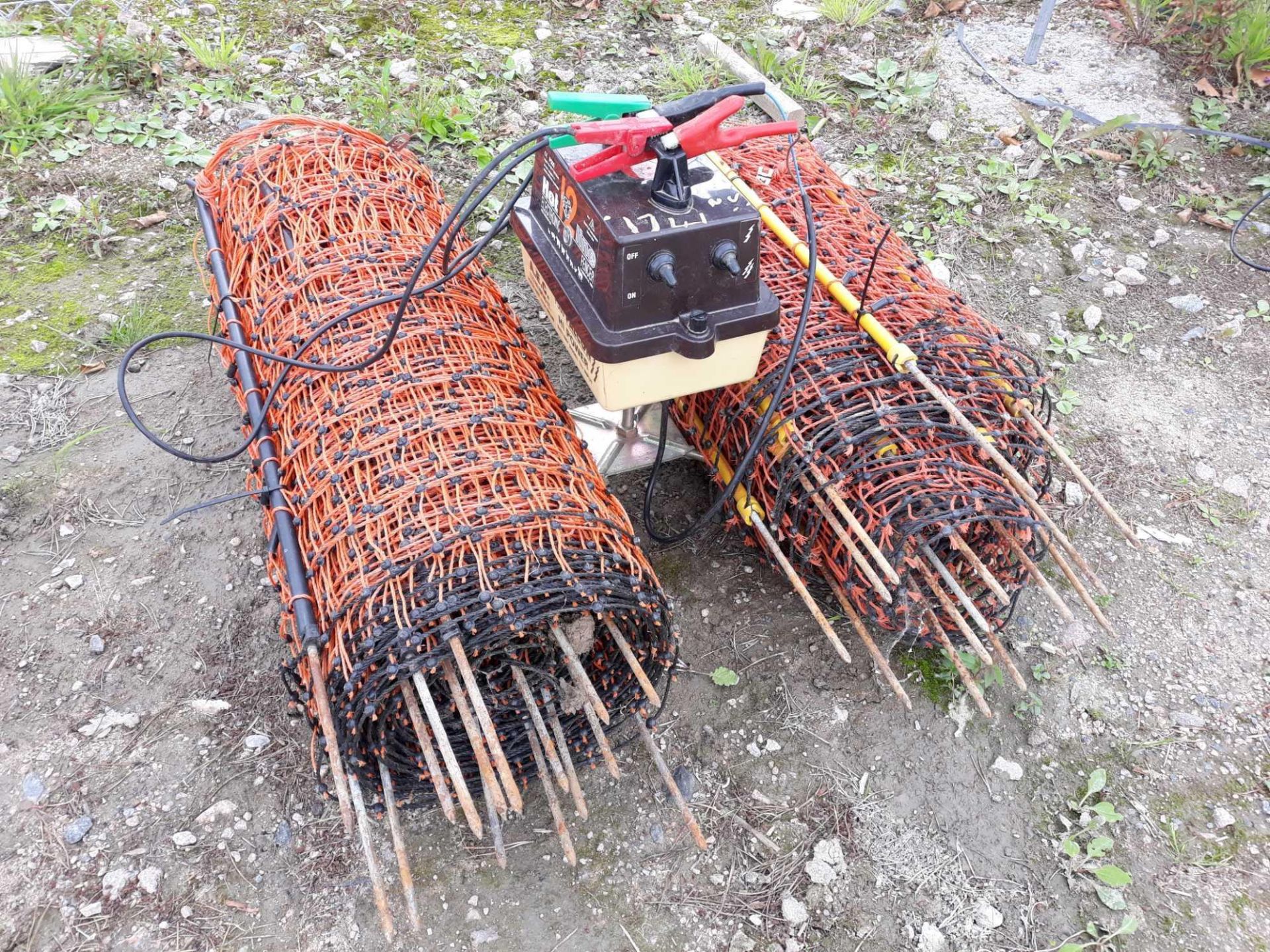 ELECTRIC FENCER WITH 2 ROLLS NETTING