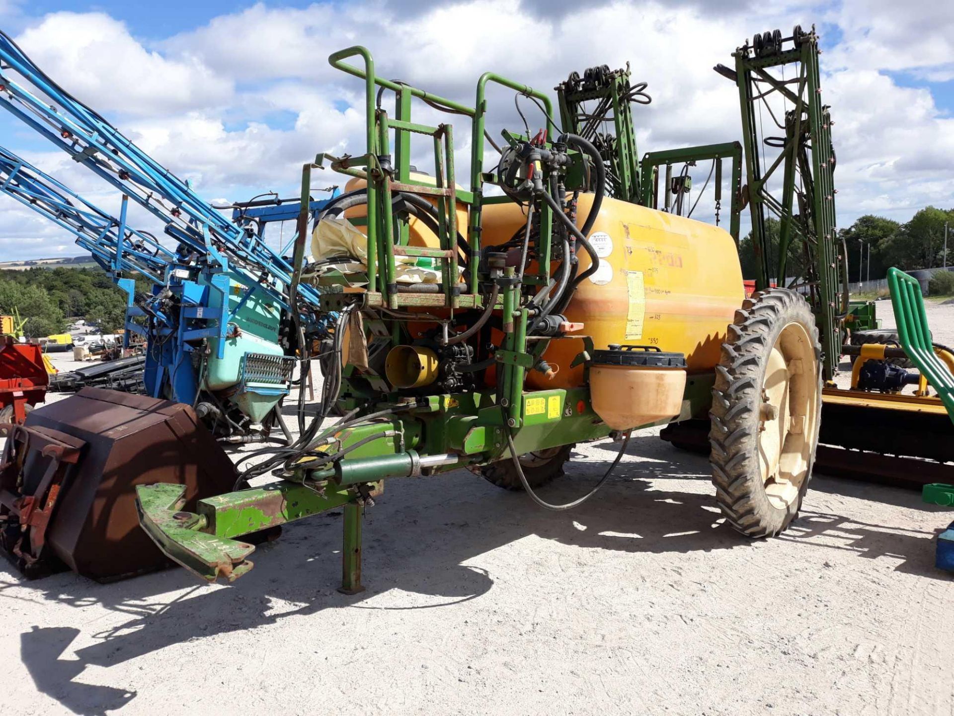 AMAZONE 2200 LTR TRAILED SPRAYER WITH PTO & 2 MANUALS IN P/CABIN