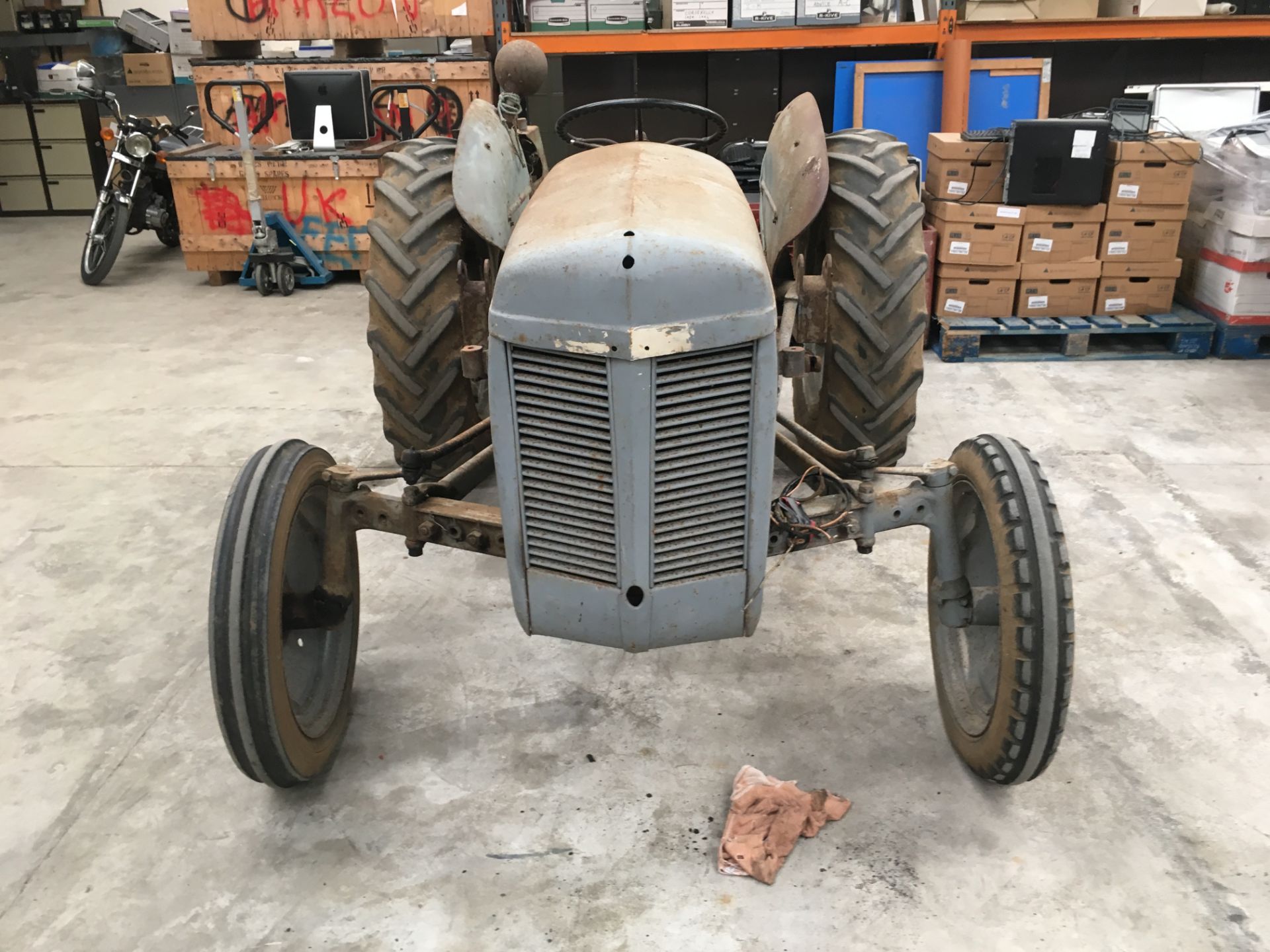 Ferguson TE-20, Petrol Parrafin, c/w Hydraulic Front Loader & Dung Fork (next to auctioneers box), N - Image 4 of 15
