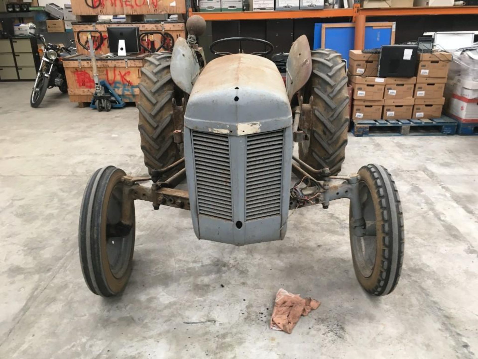 Ferguson TE-20, Petrol Parrafin, c/w Hydraulic Front Loader & Dung Fork (next to auctioneers box), N - Bild 6 aus 15