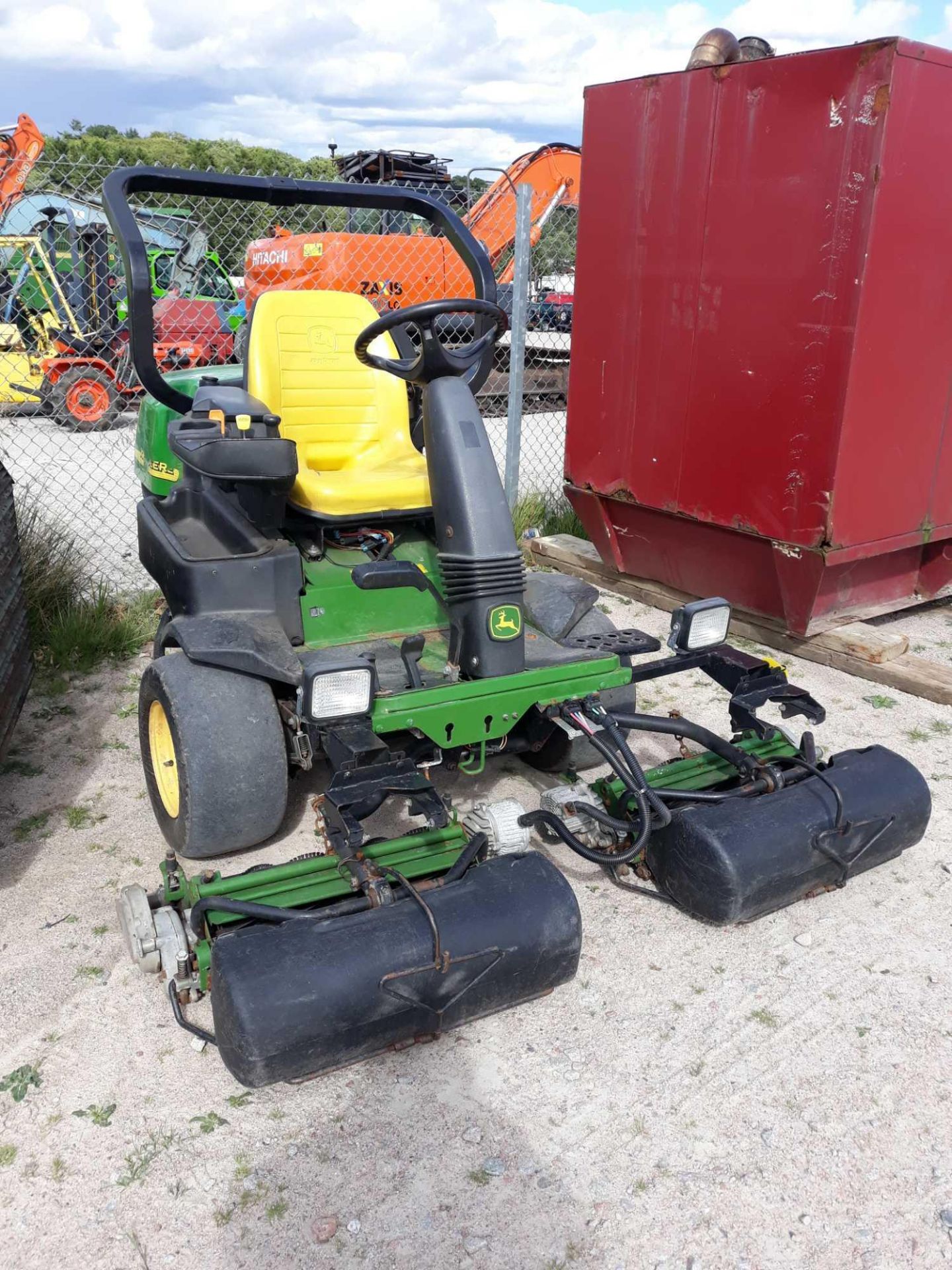 JD 2500 E 3 DECK MOWER