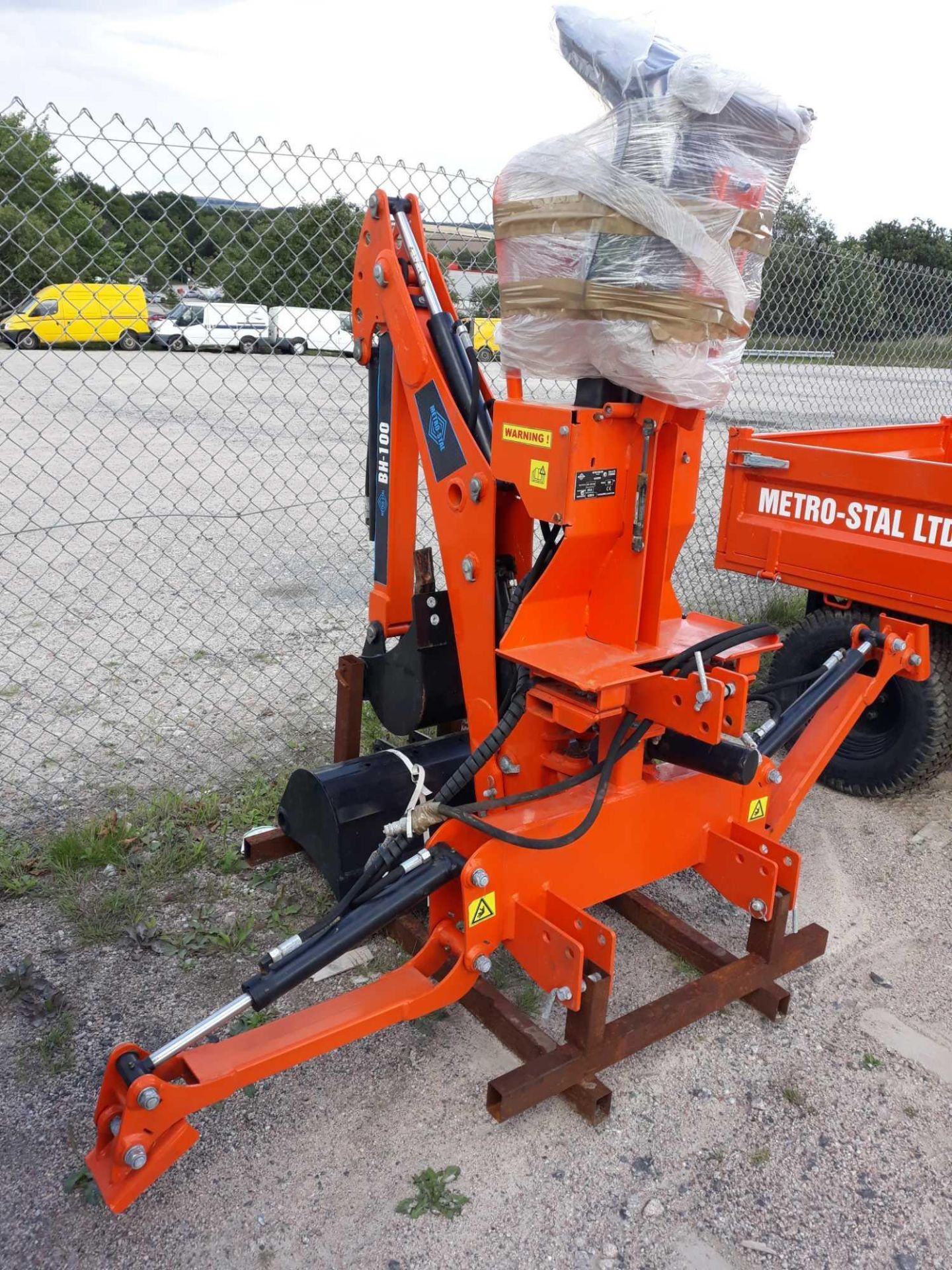 METRO/STAL BACKHOE 2 X BUCKETS 20/40 HP, 2 STABILIZERS IN PC