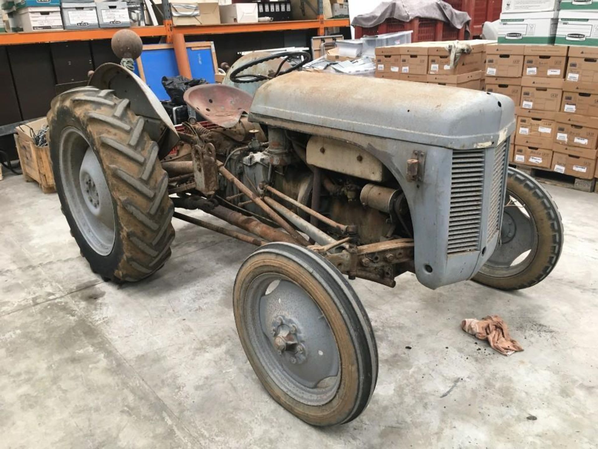 Ferguson TE-20, Petrol Parrafin, c/w Hydraulic Front Loader & Dung Fork (next to auctioneers box), N - Image 2 of 15
