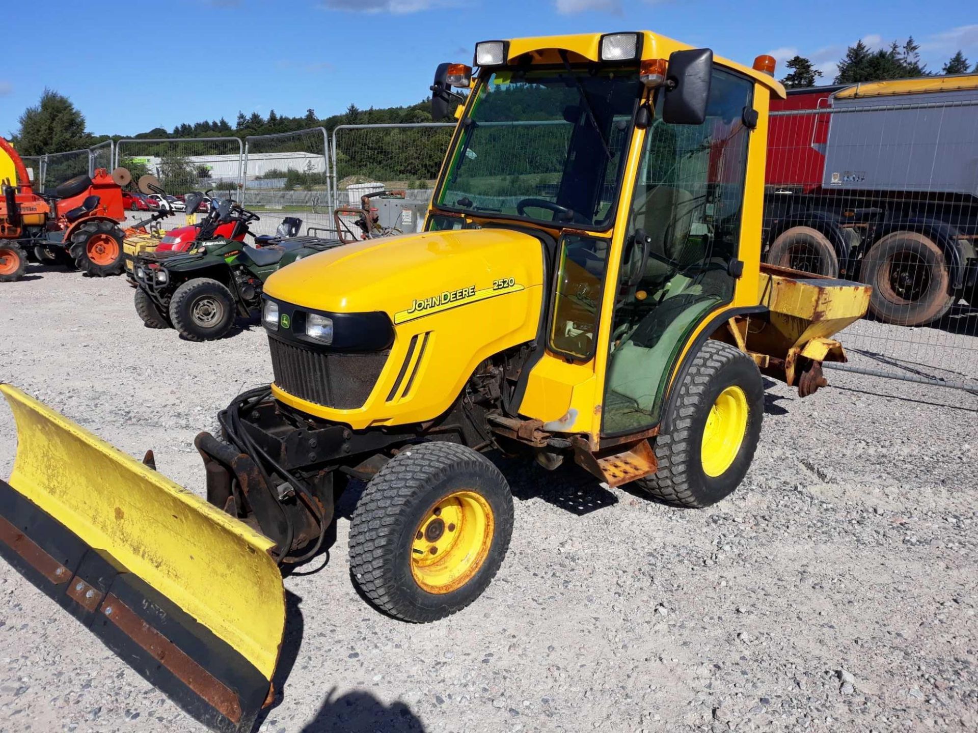 JD2520 TRACTOR C/W BLADE & SPREADER KEY IN PC - Image 2 of 2