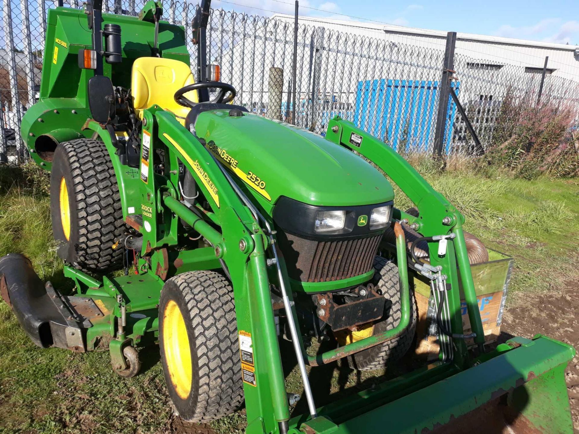 JOHN DEERE 2520 TRACTOR - Image 2 of 3