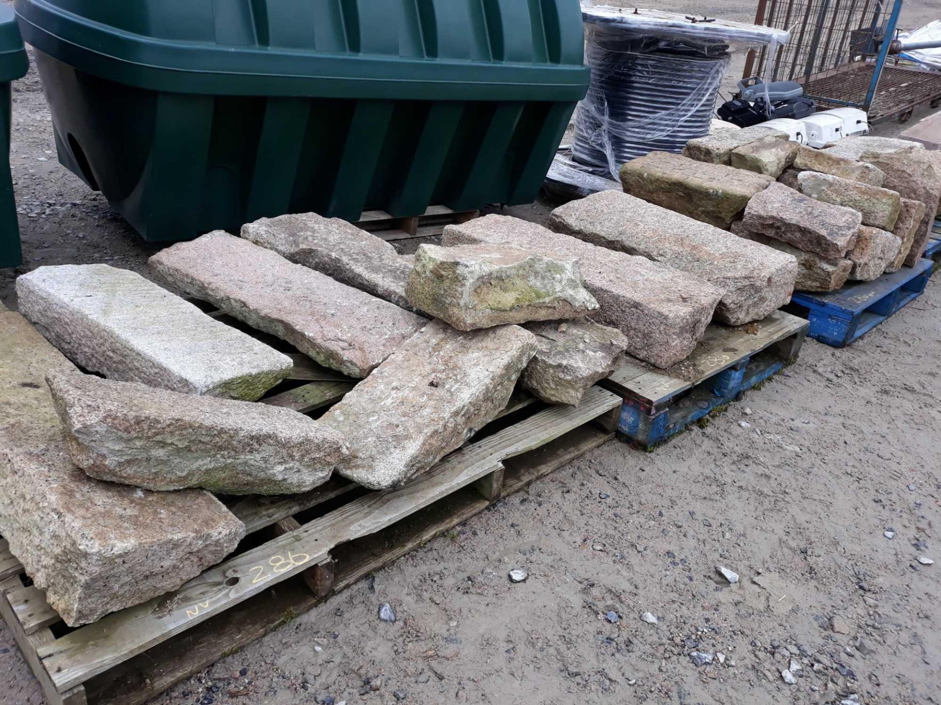 4 PALLETS BUILDERS STONES AND LINTELS - Image 2 of 2