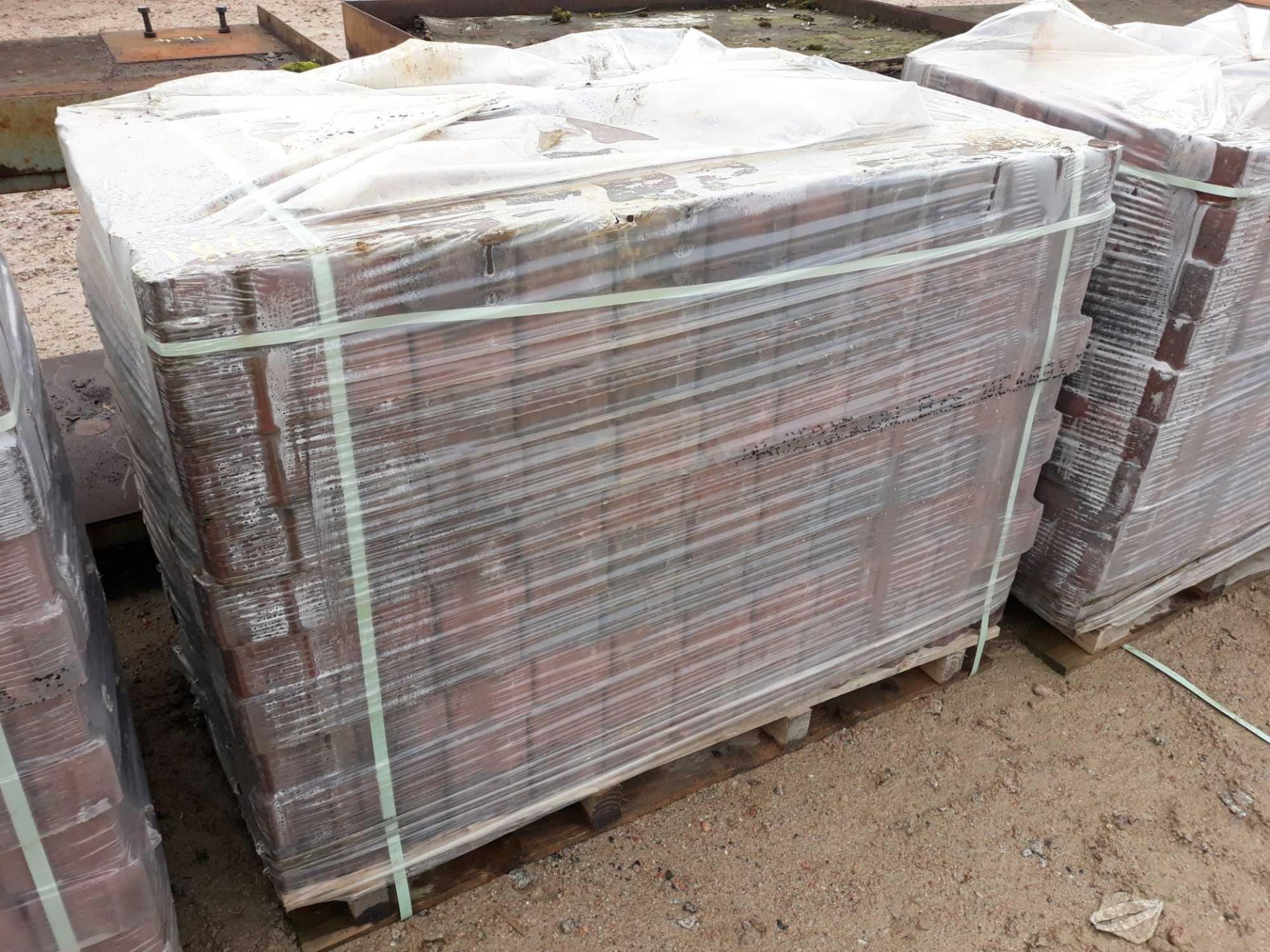 PALLET OF RED READY PAVE LOCKBLOCK