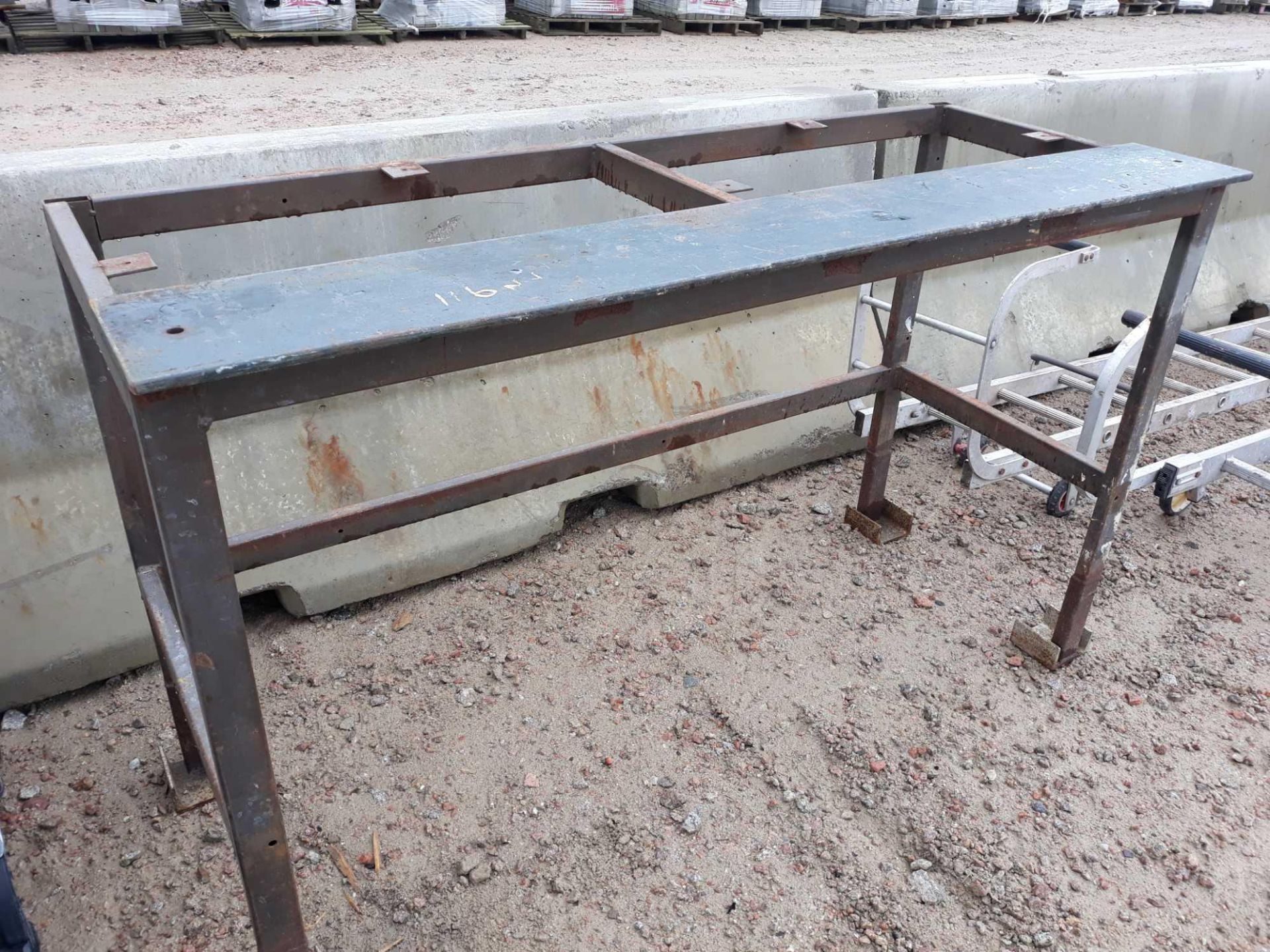 METAL WORK BENCH