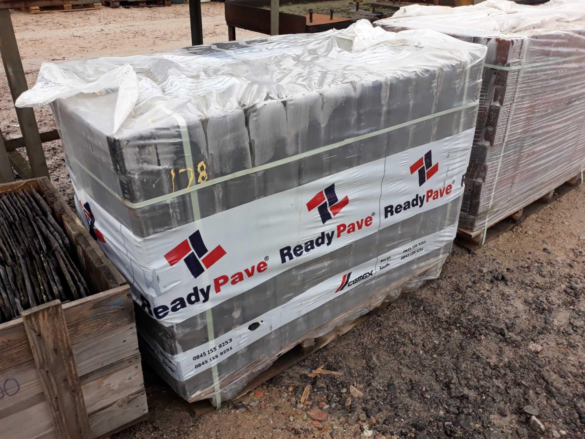 PALLET OF GREY READY PAVE LOCKBLOCK