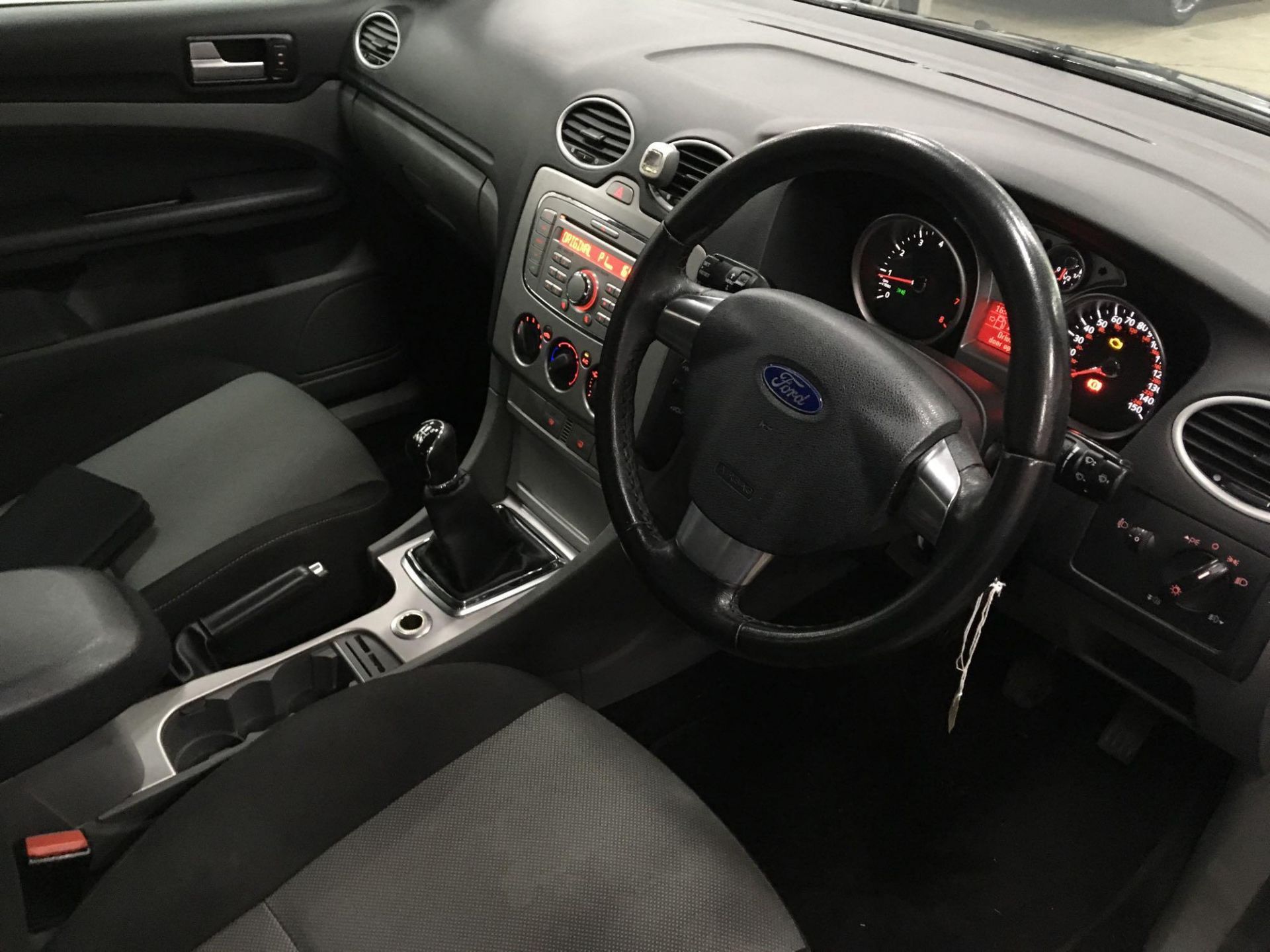 Ford Focus Zetec 100 - 1596cc 5 Door - Image 5 of 6