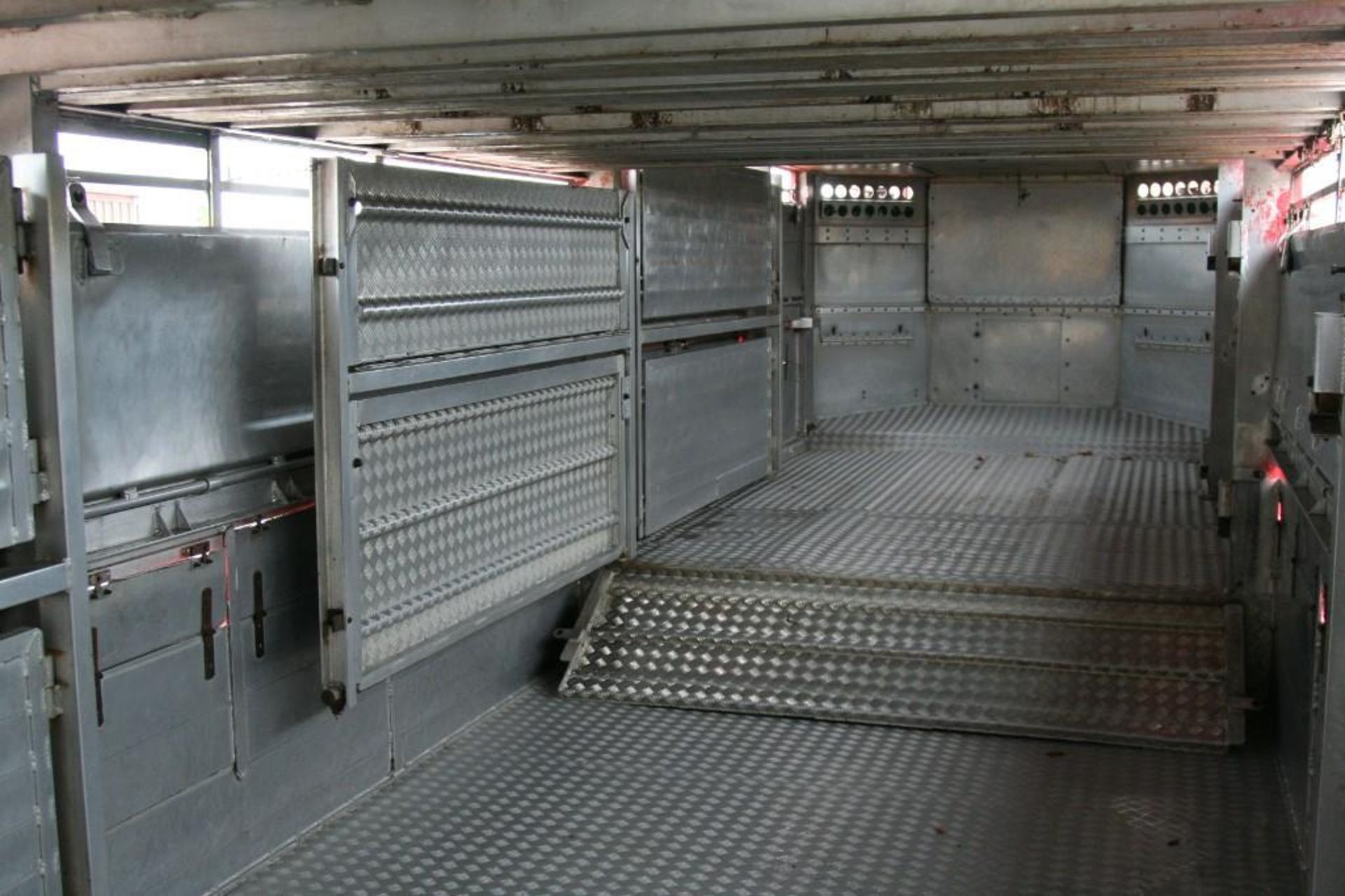 45 FT STEWART LIVESTOCK TRAILER - Image 24 of 37