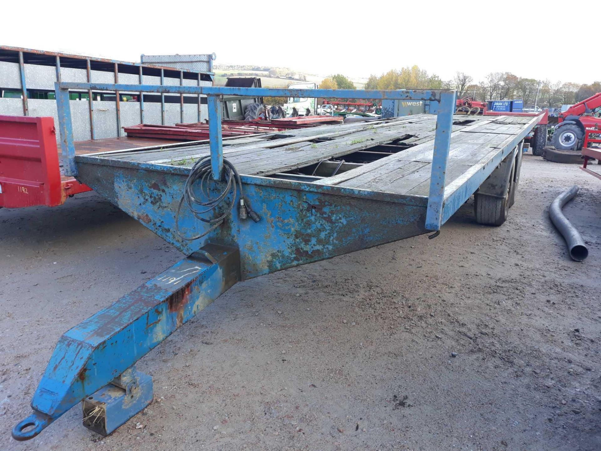 28 FT FLATBED TRAILER