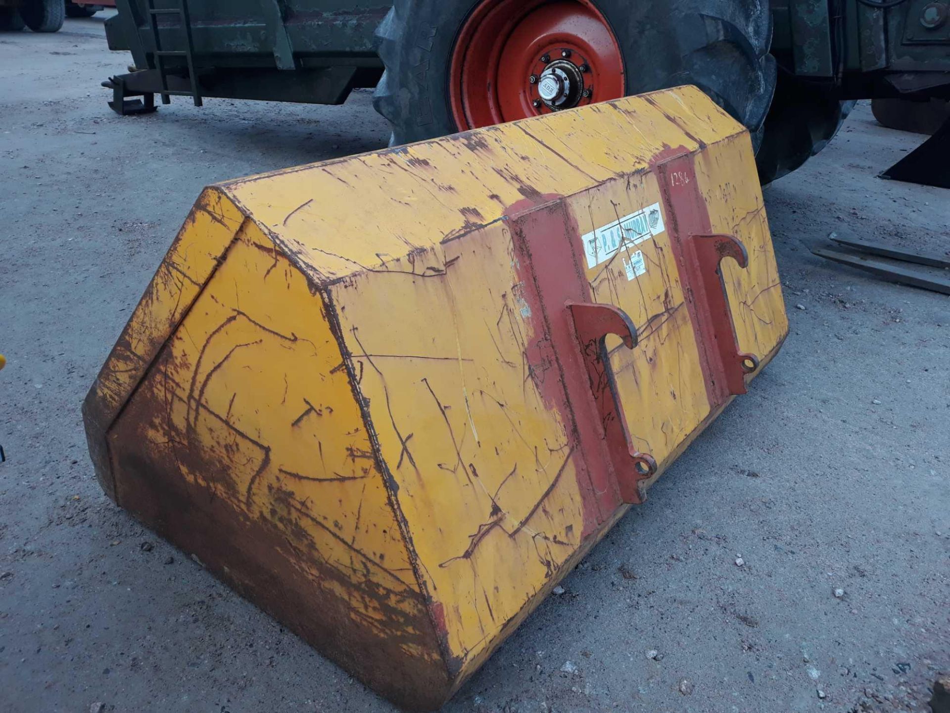 GRAIN BUCKET WITH EURO HITCH