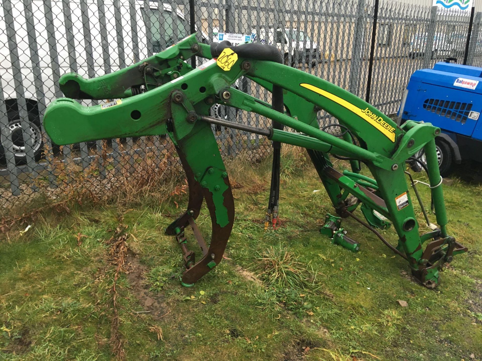 JOHN DEERE 400 CX QUICK ATTACH LOADER C/W MOUNTING BRACKETS - Image 2 of 3