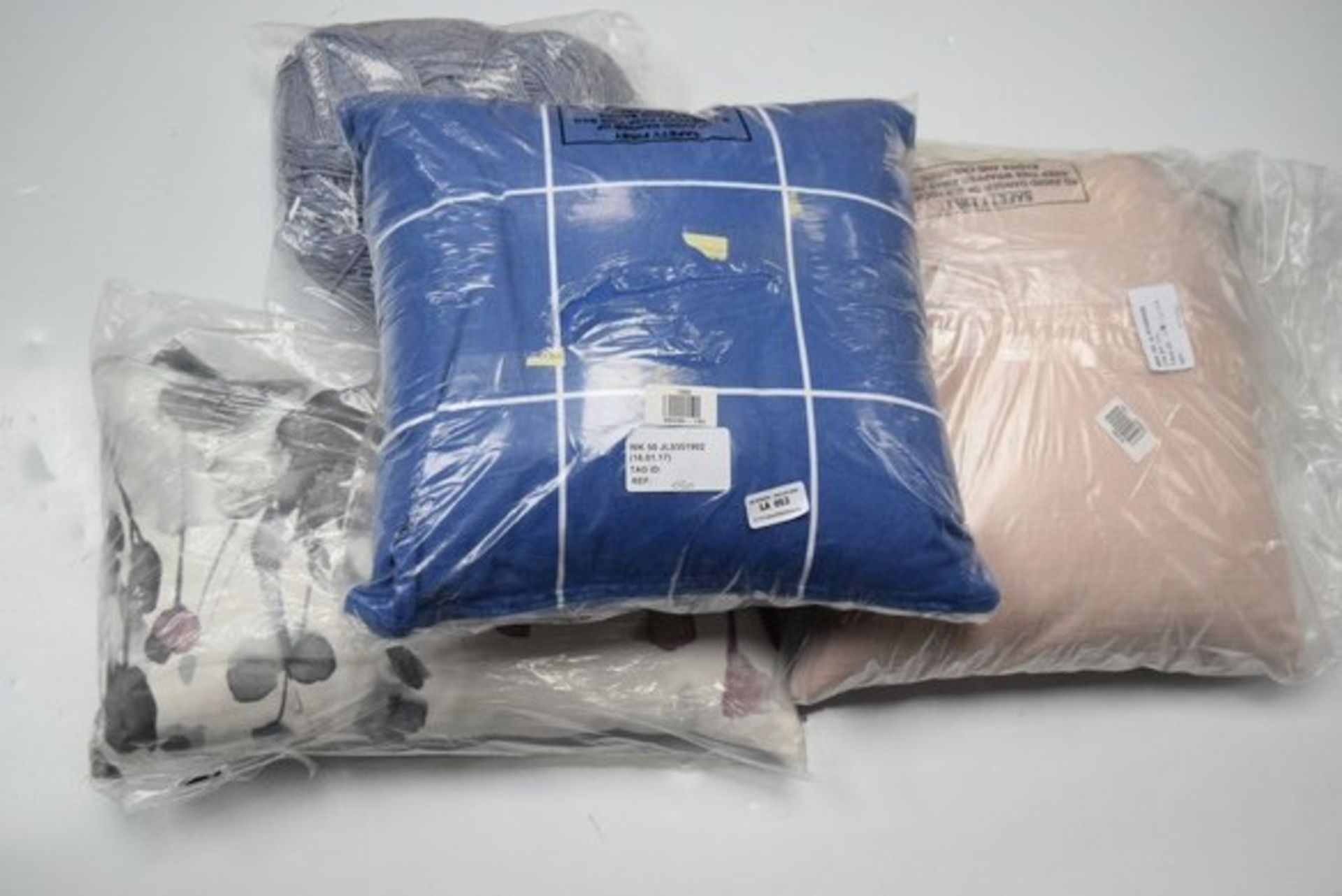 9 x DESIGNER BEDDING AND TEXTILE ITEMS COMBINED RRP £130 16.01.18 *PLEASE NOTE THAT THE BID PRICE IS