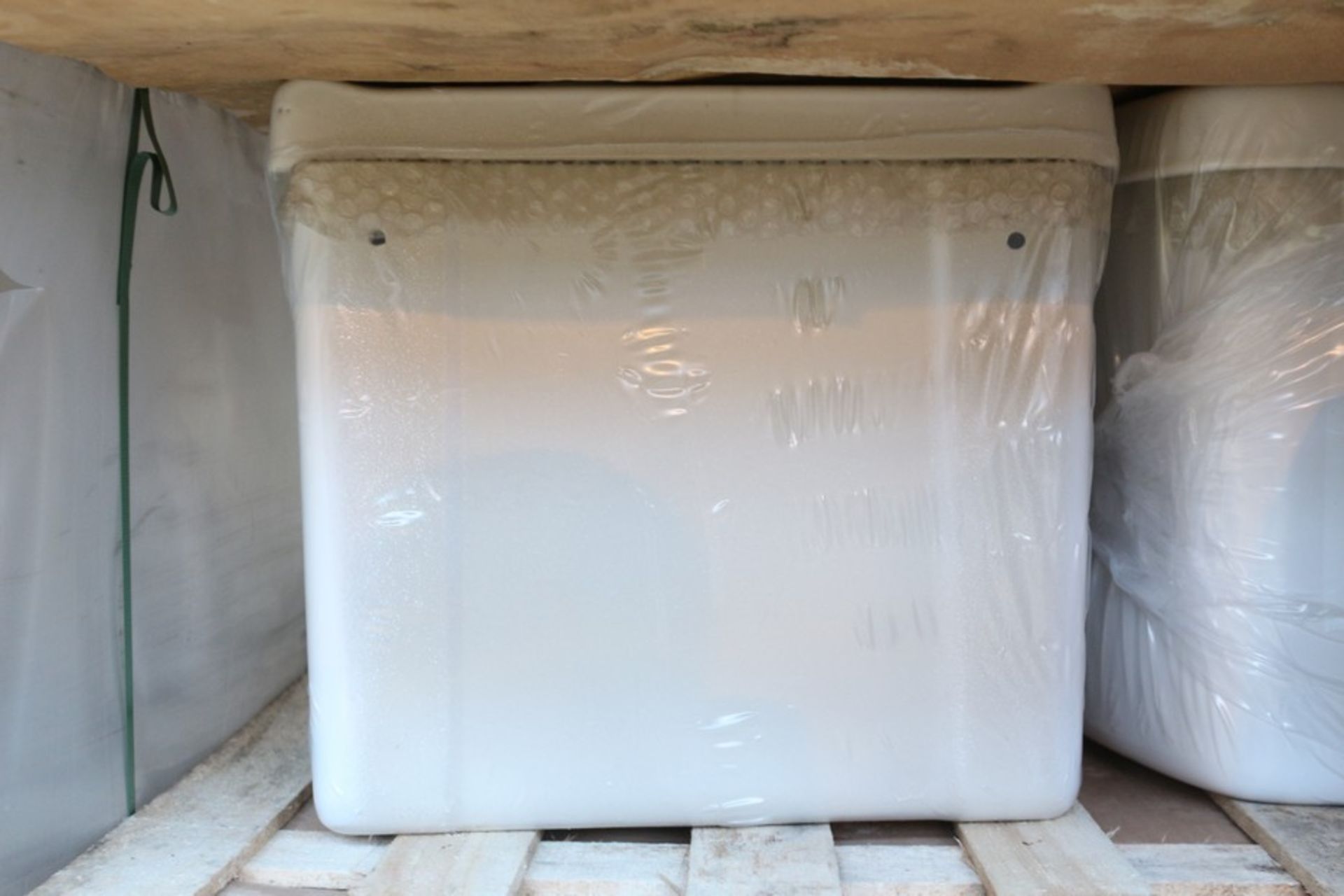 1X LOT TO CONTAIN 2 ASSORTED WHITE CERAMIC CISTERNS COMBINED RRP £55 (DS-K&N) (BAU 716) (04.12.17)