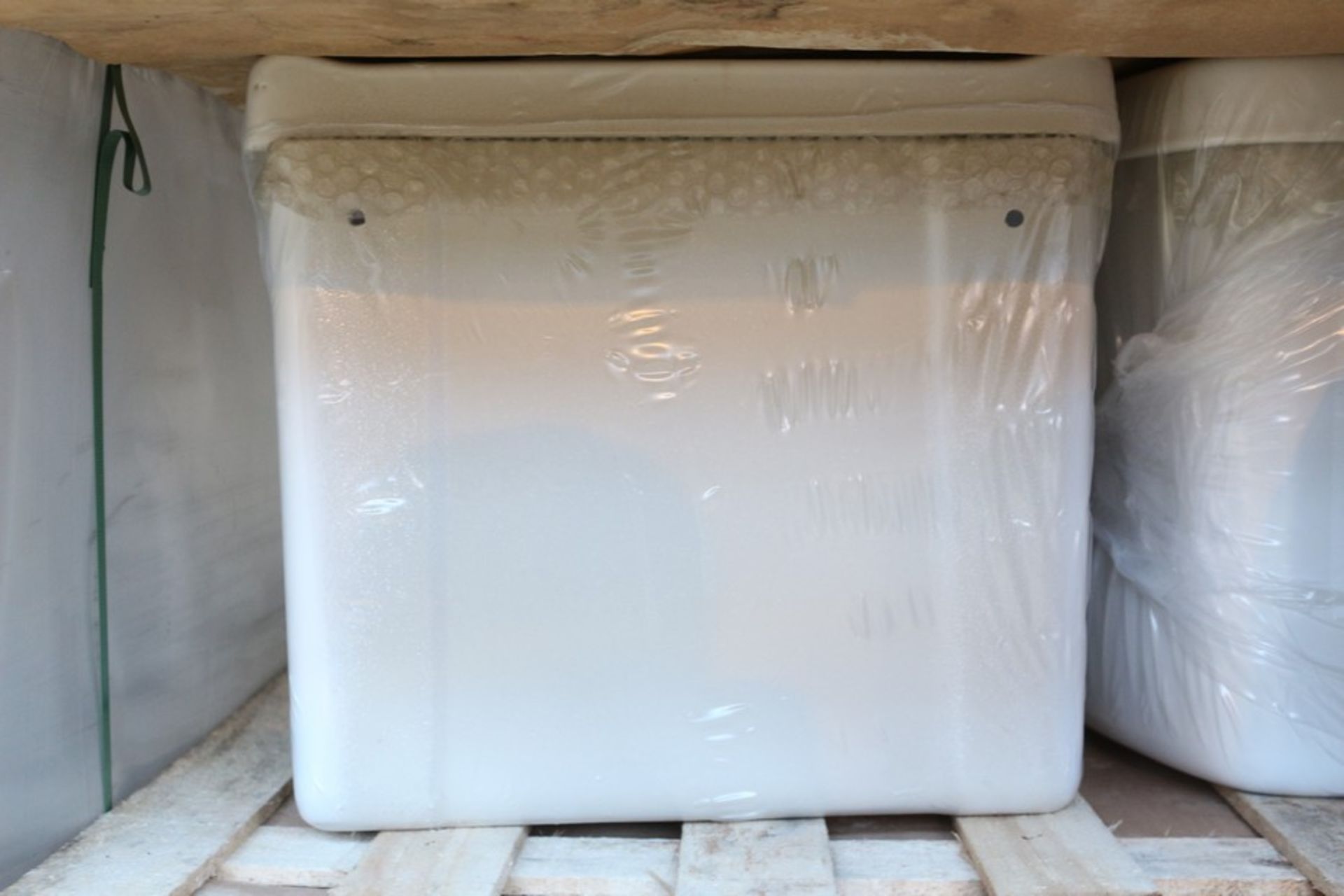 1X LOT TO CONTAIN 2 ASSORTED WHITE CERAMIC CISTERNS COMBINED RRP £55 (DS-K&N) (BAU 716) (04.12.17)